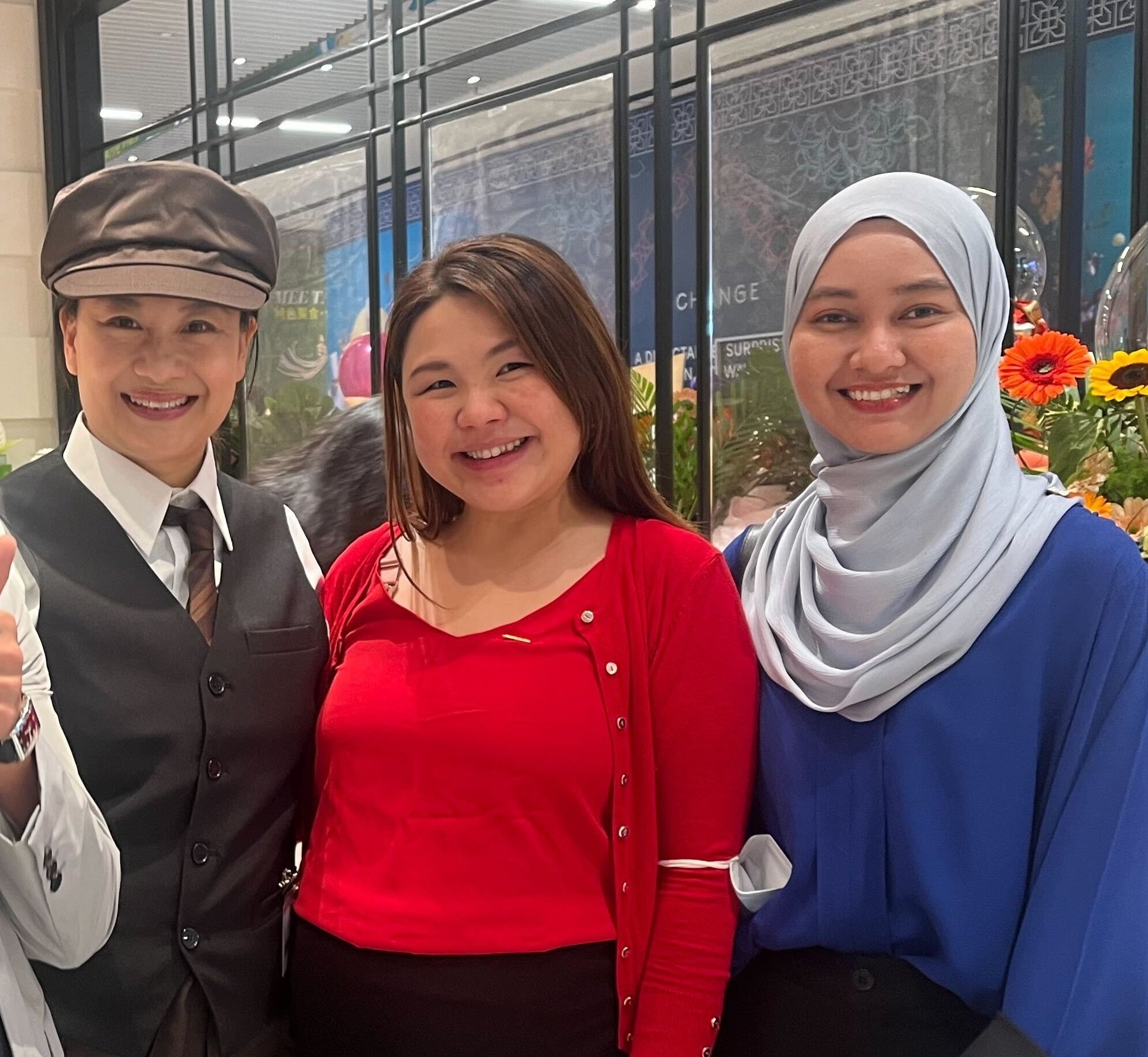 日本のおもてなしを提供する販売員とWM MALAYSIAのスタッフ