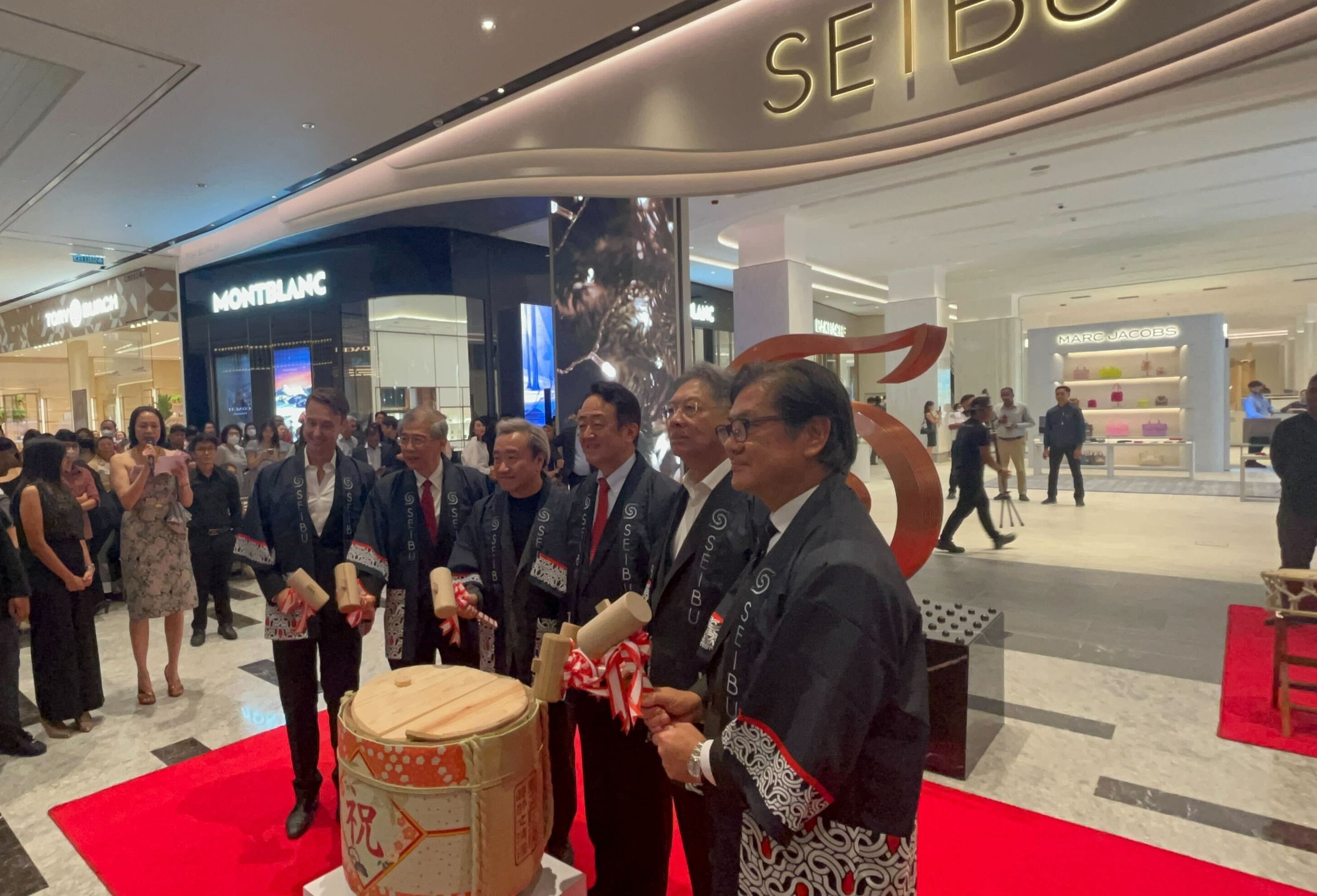 西武オープン当日、来店された多くの方々とともに鏡開きでお祝い