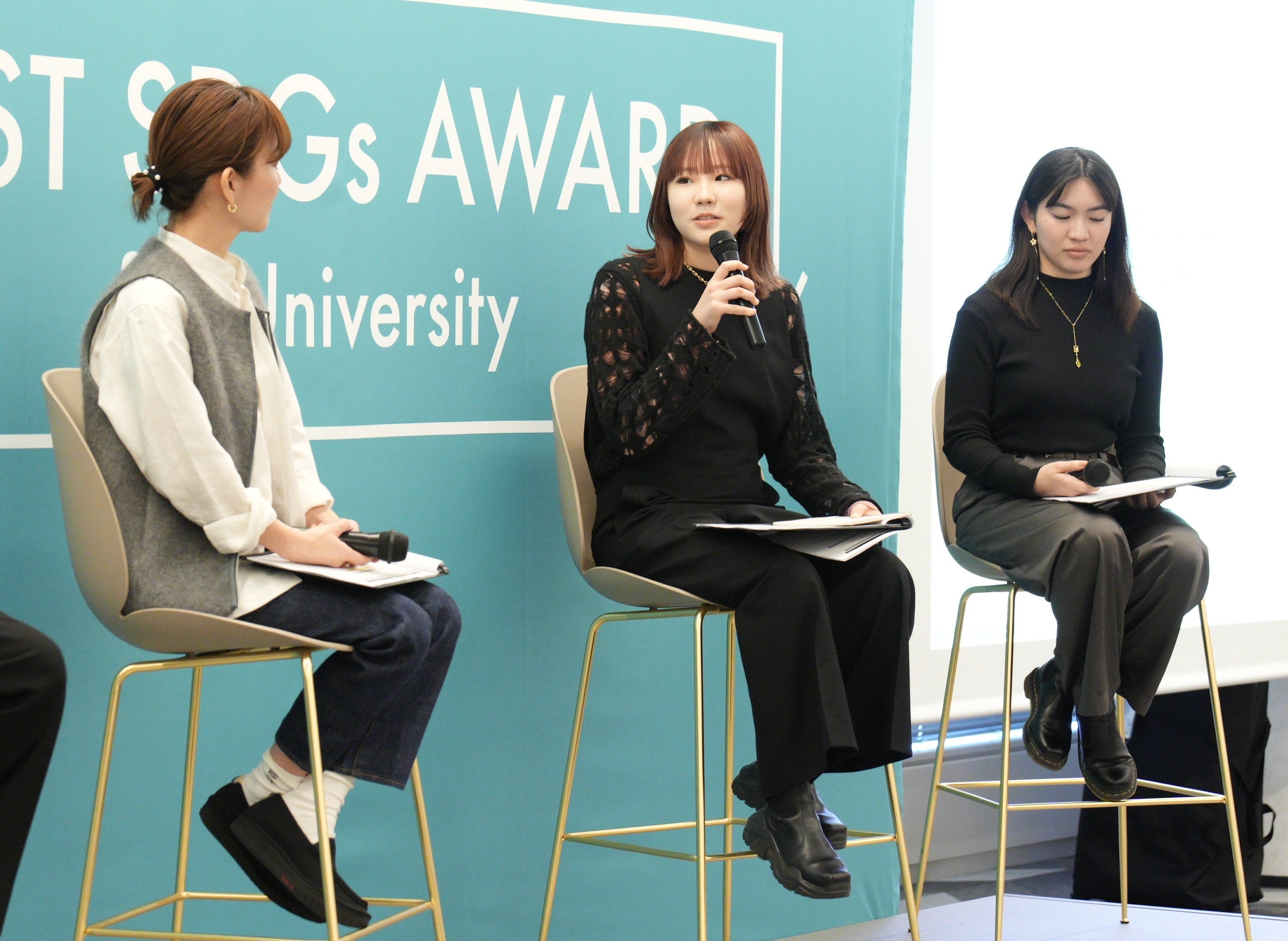 左より：根岸氏、神戸さん、安森さん