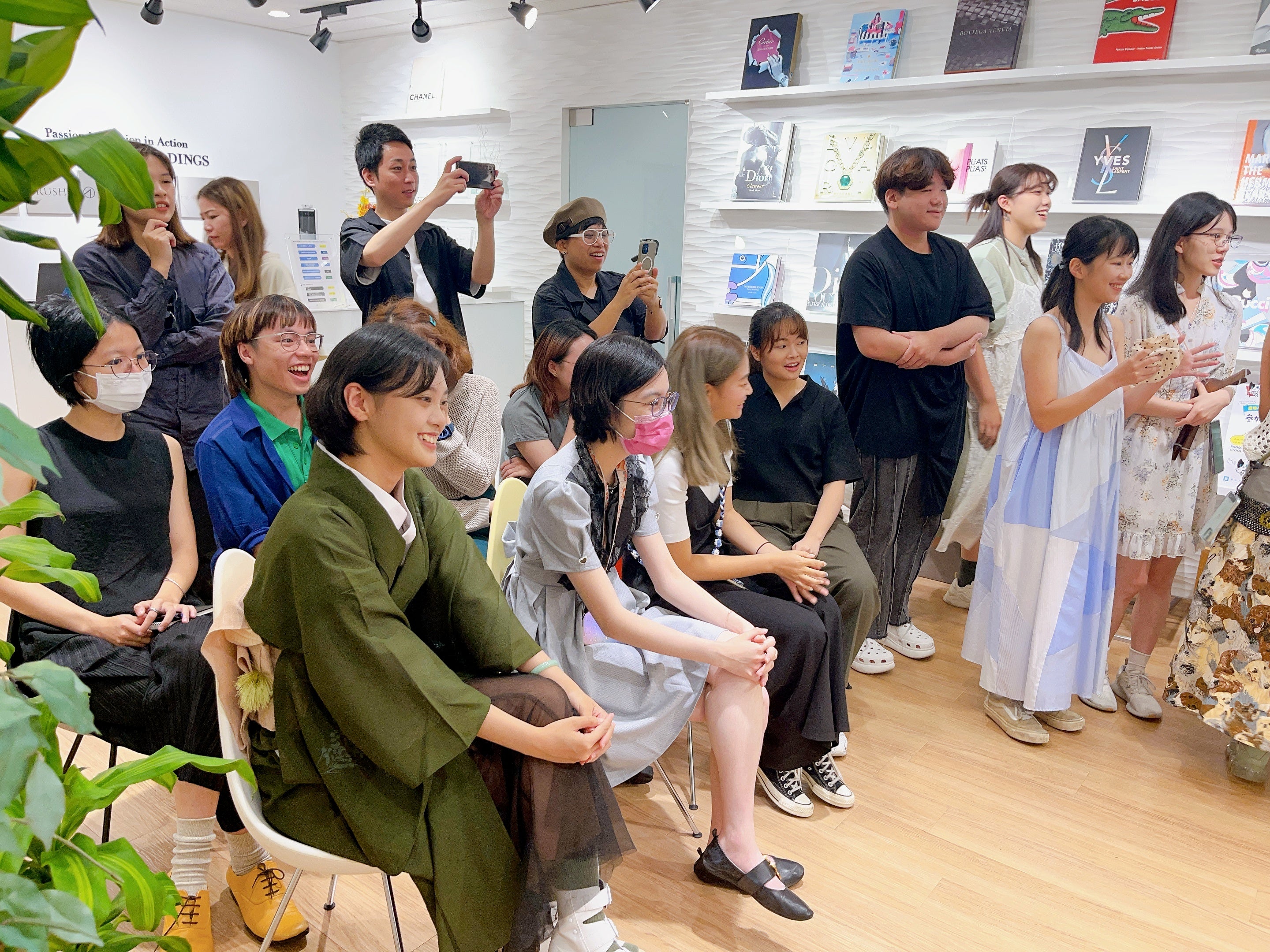 ファッションを学ぶ学生たちへVM講義を実施