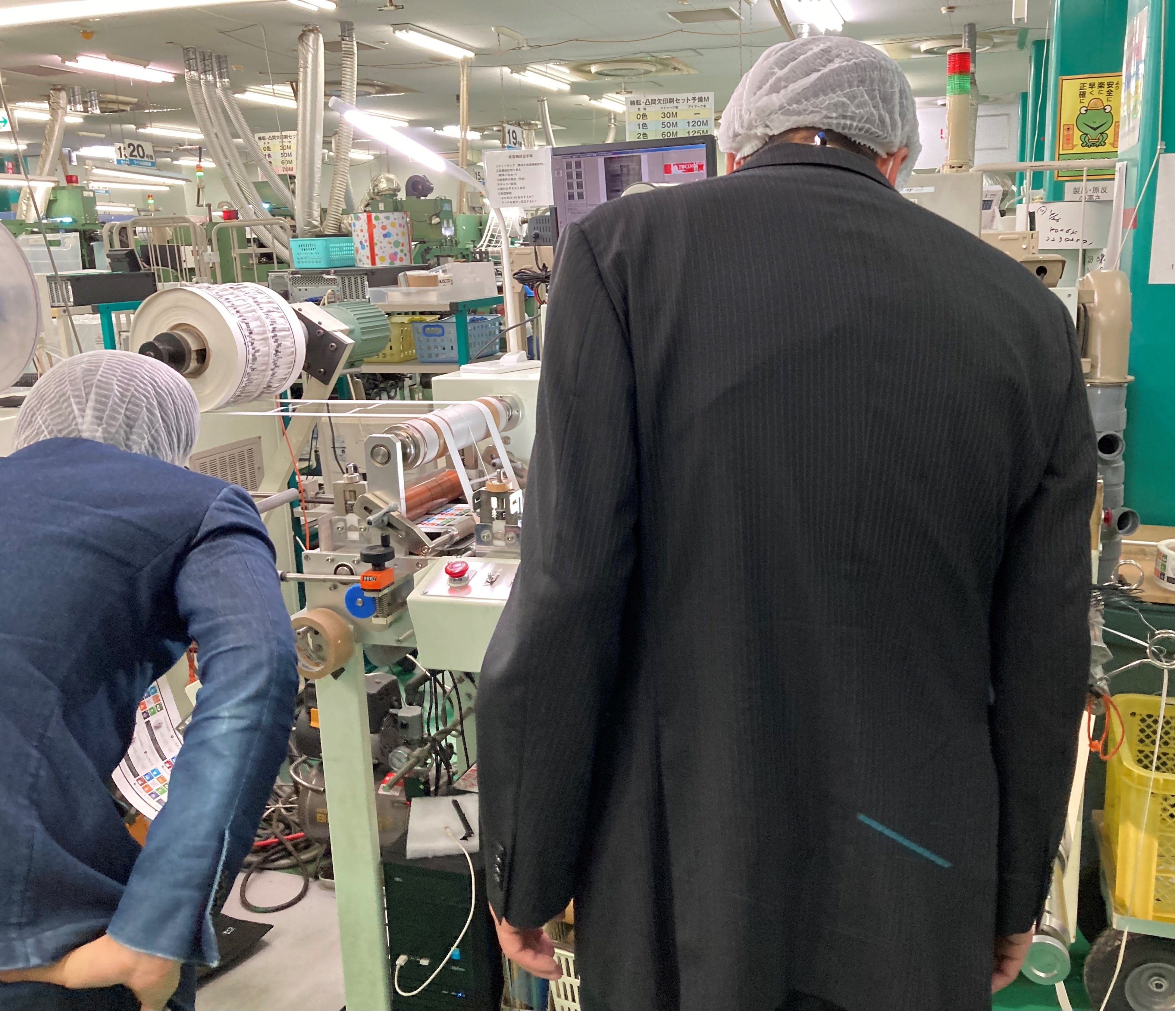 タカヨシ印刷オペレーターとTBMによる品質確認の様子