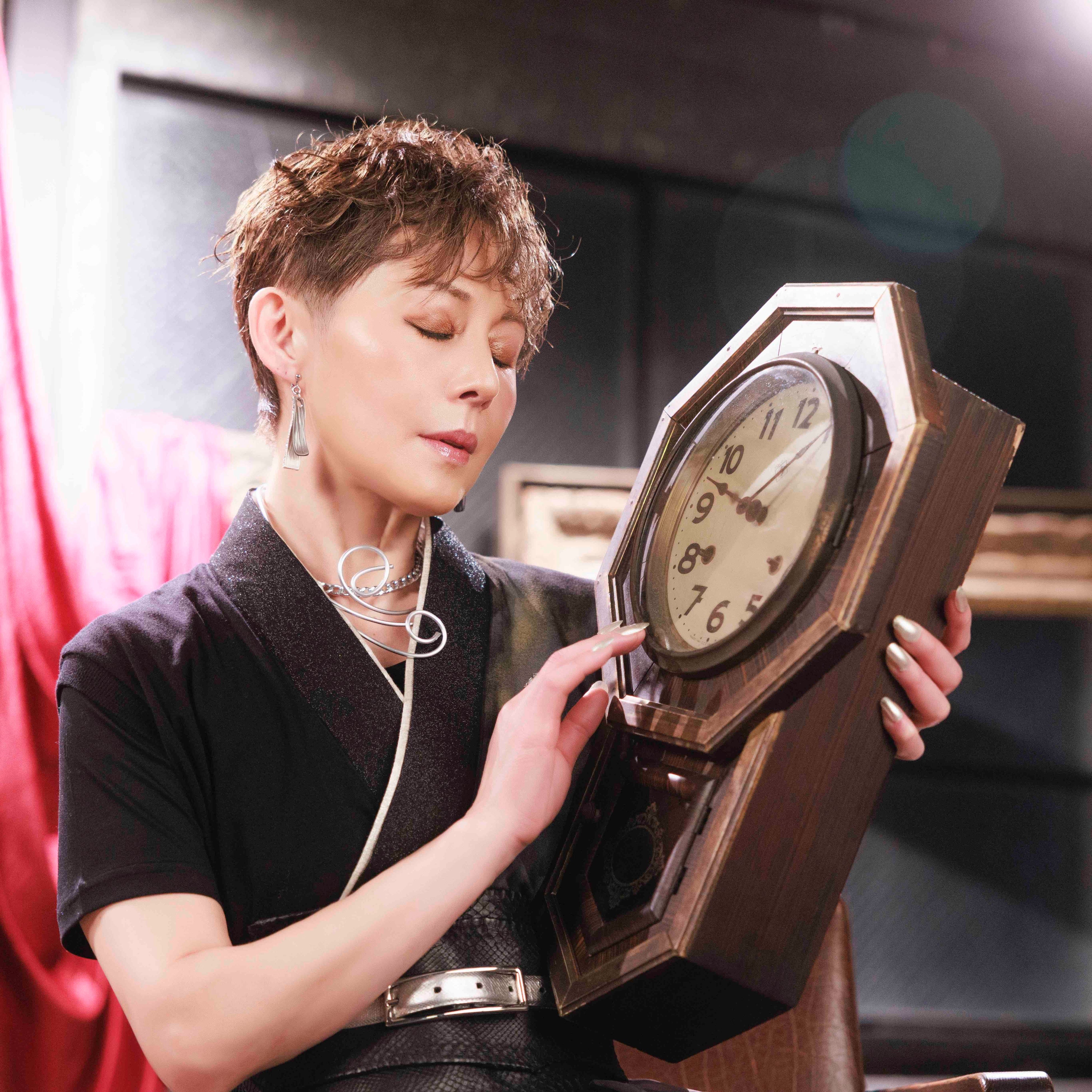 主題歌「迷宮のエトランジェ」を歌唱する森恵