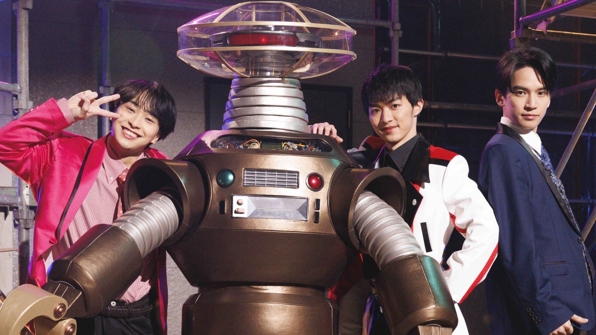 （左から）北澤優駿、ロボットAOI、平松來馬、島津見