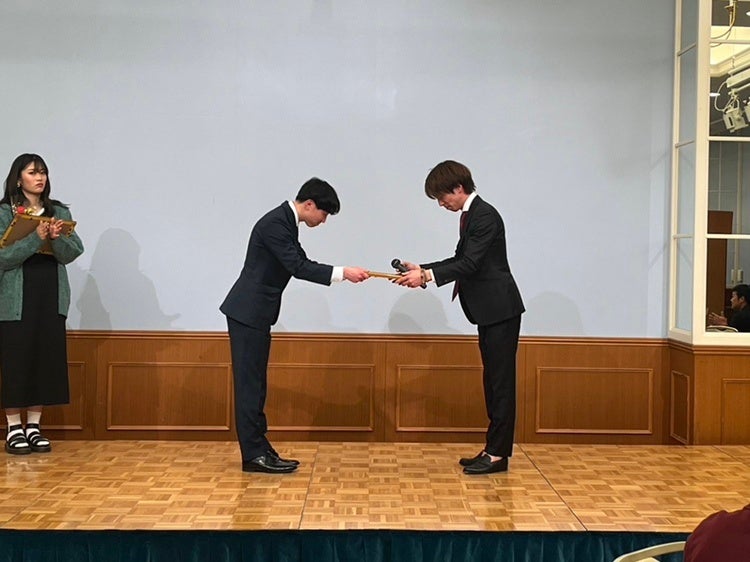 代表取締役の西野より卒業証書と本が授与された