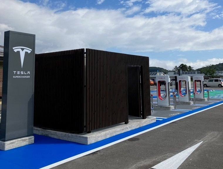 米テスラ社製の専用充電(写真右側:スーパーチャージャー)