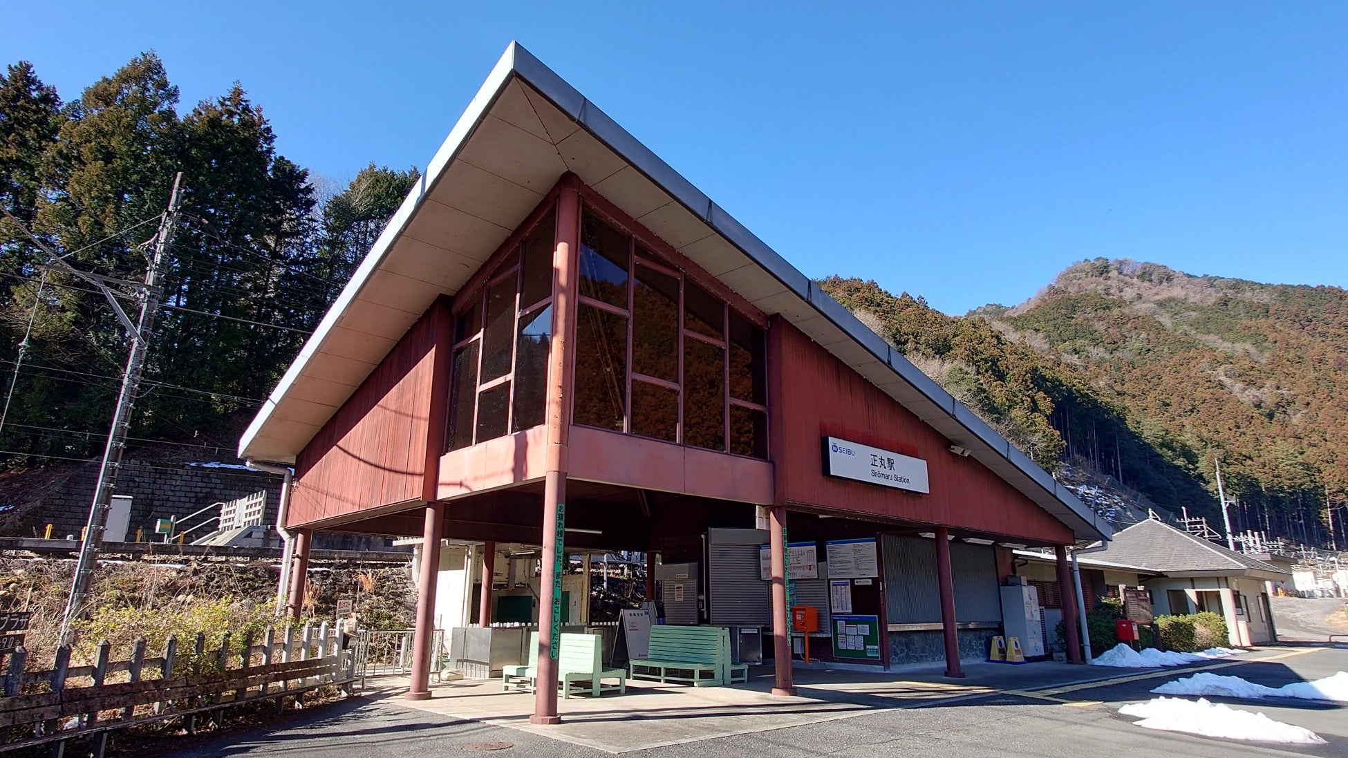 シンボリックな正丸駅舎