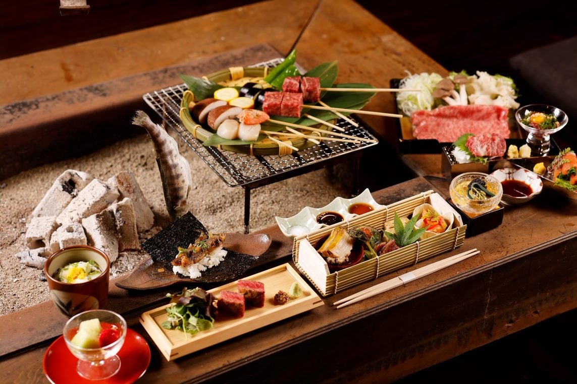 やま星自慢の季節の地元食材を使った豪華な囲炉裏会席コース料理