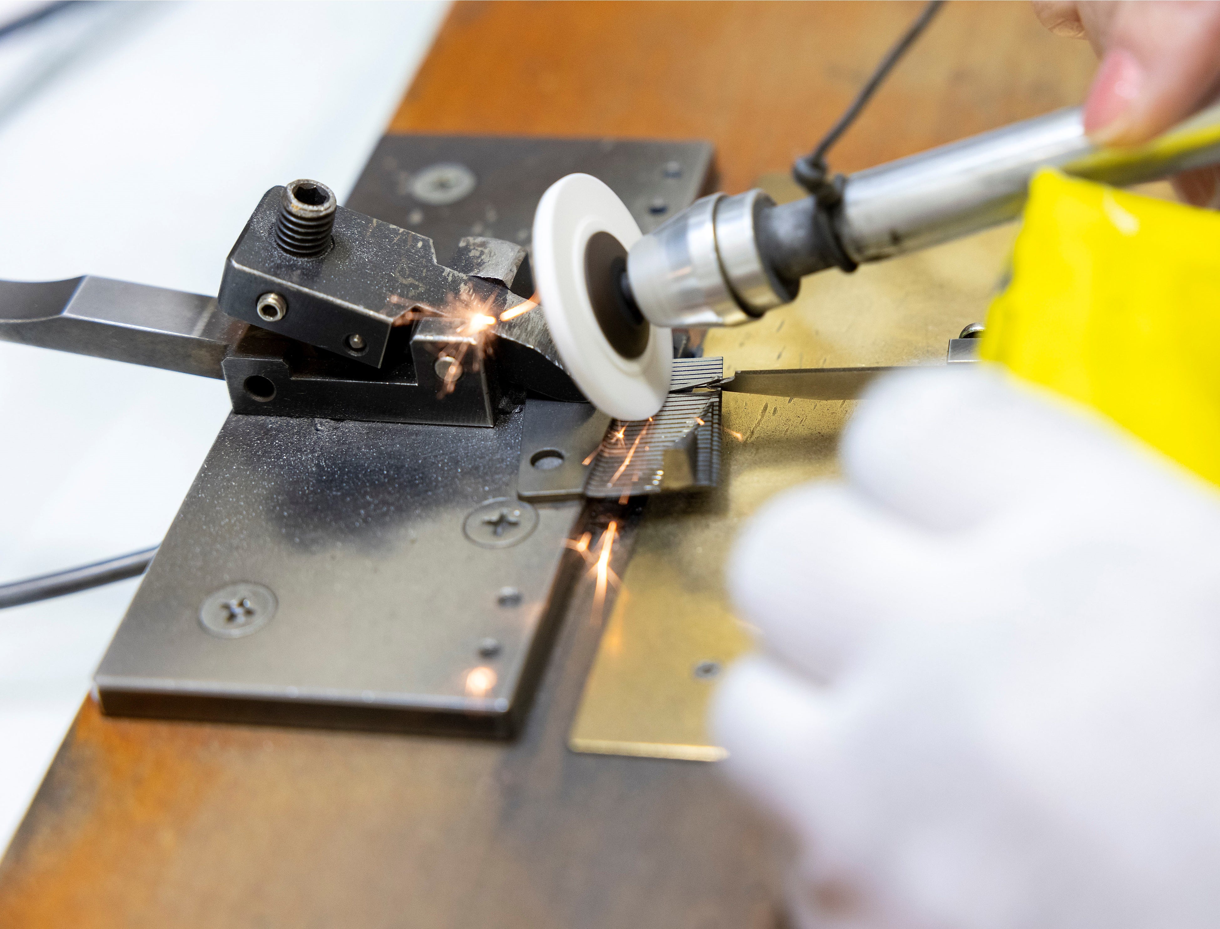 音を聴きながらハンドグラインダーでわずか1ミリ幅の振動板を削る