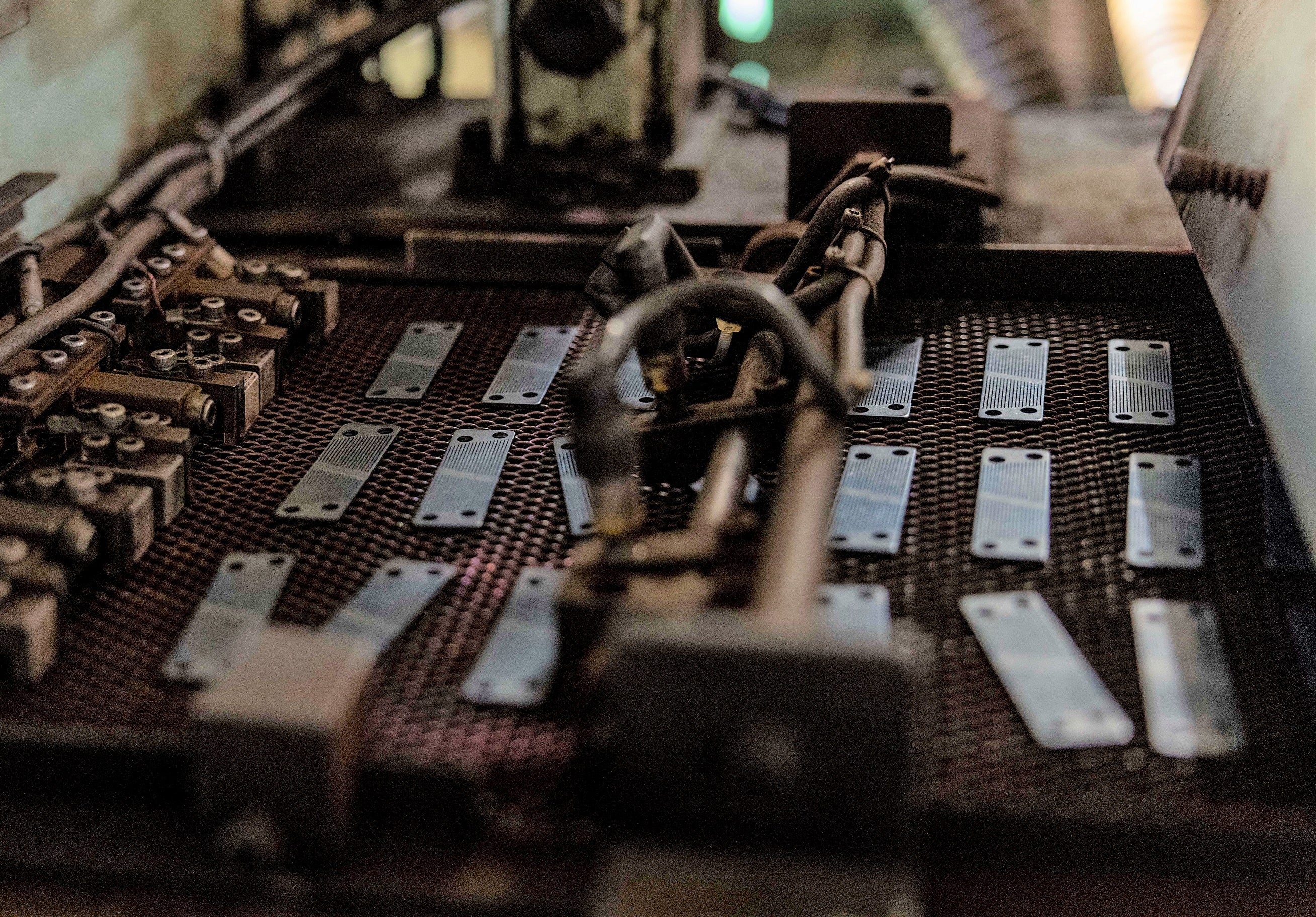 振動板の制作工程。中央で切断され２枚に分かれる。