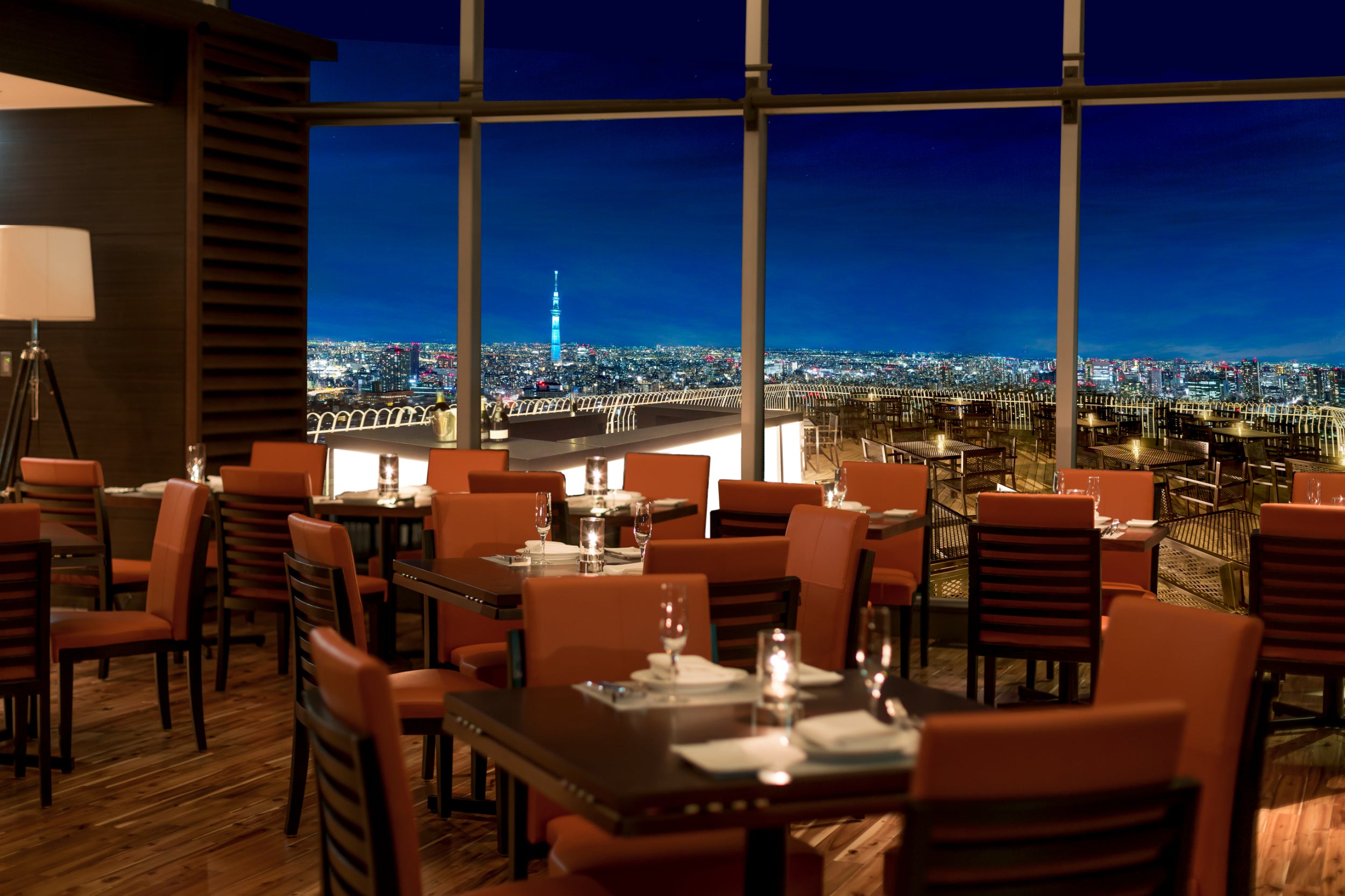 地上221mから夜景を望む「RESTAURANT LUKE with SKY LOUNGE」贅