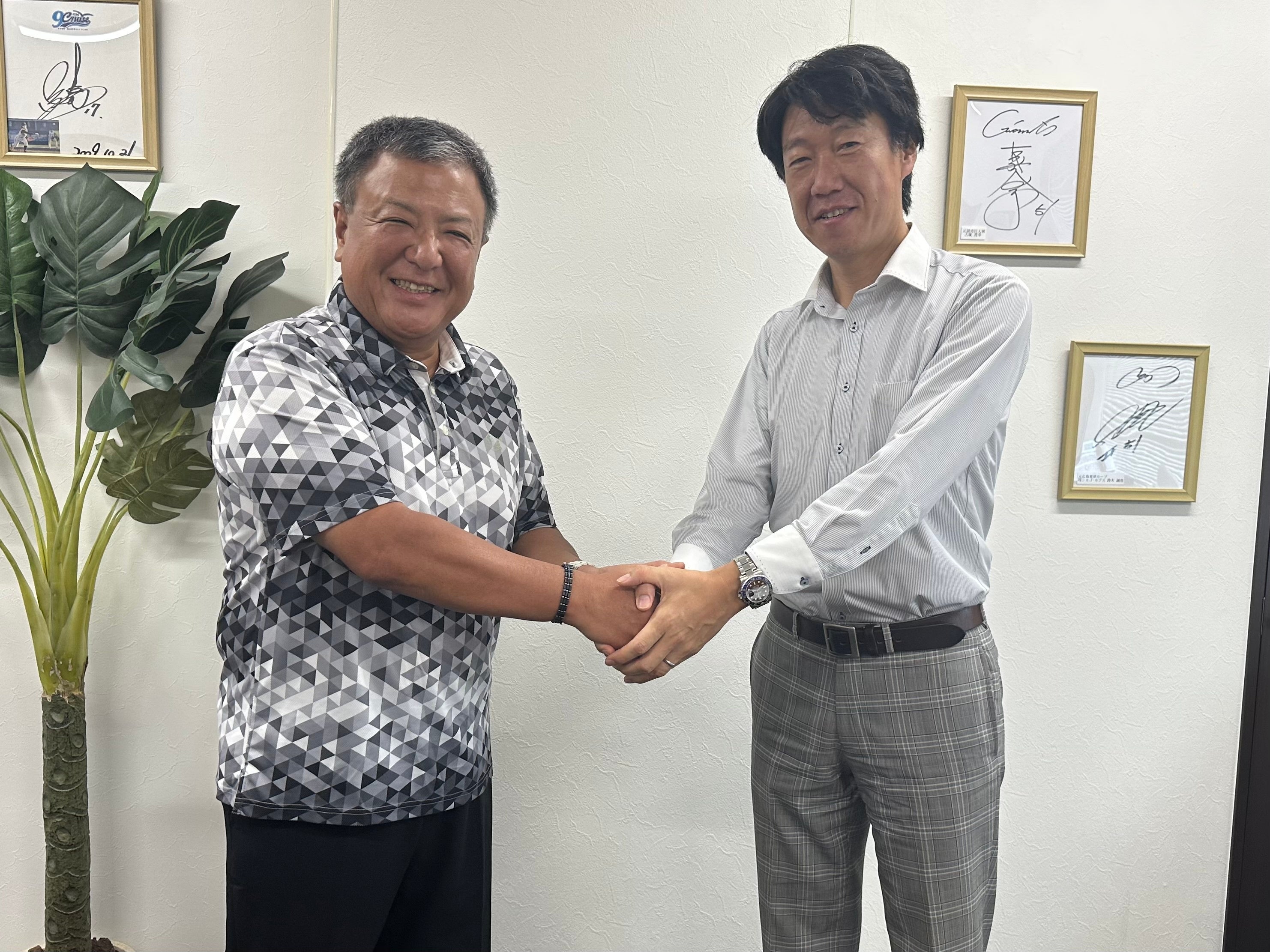 左：シンメイグループ山崎 伸 代表　右：一建設株式会社 菊地 修一