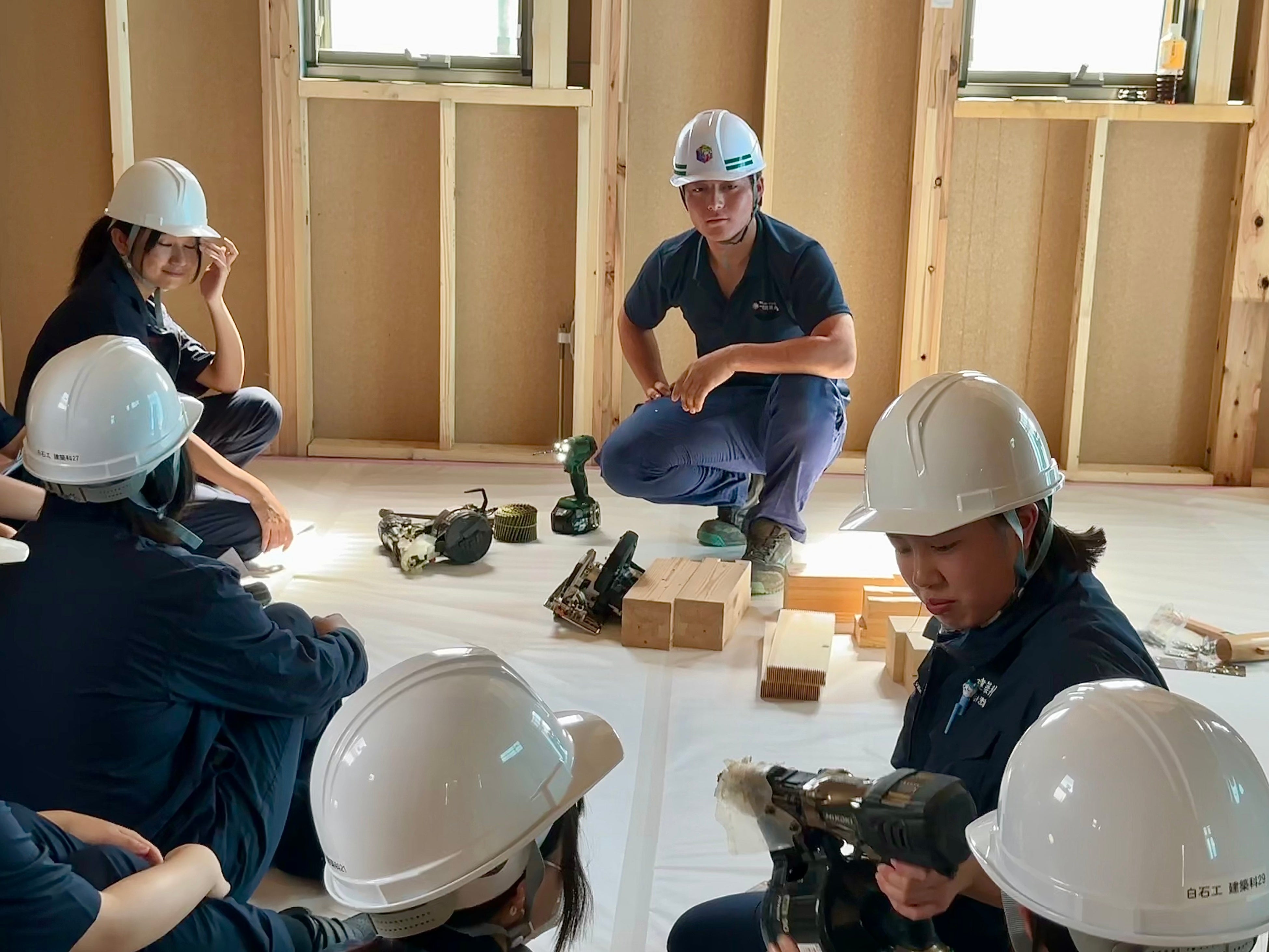 建築現場見学会で説明する阿部 迅也