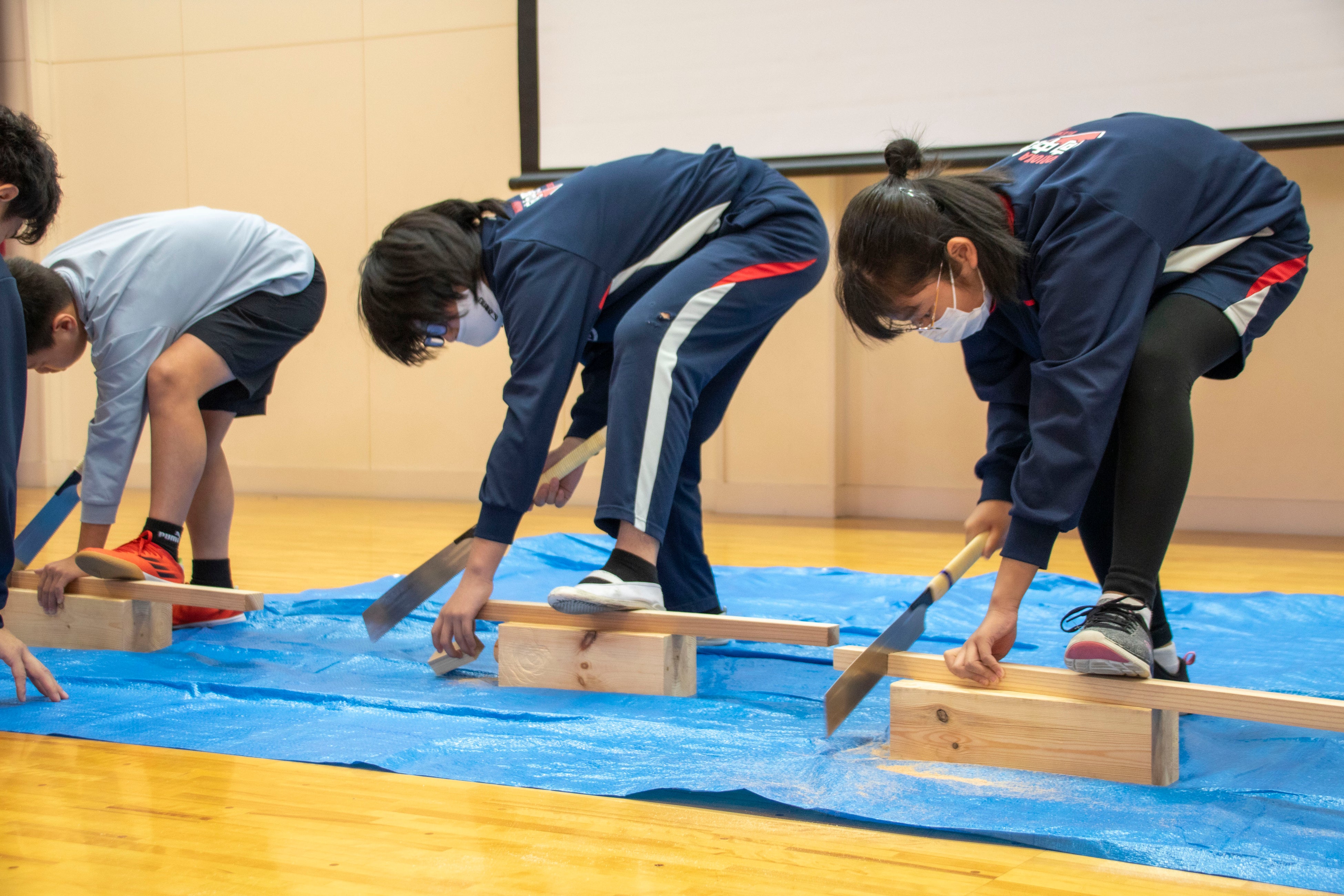 1部「ノコギリの使い方体験」の様子