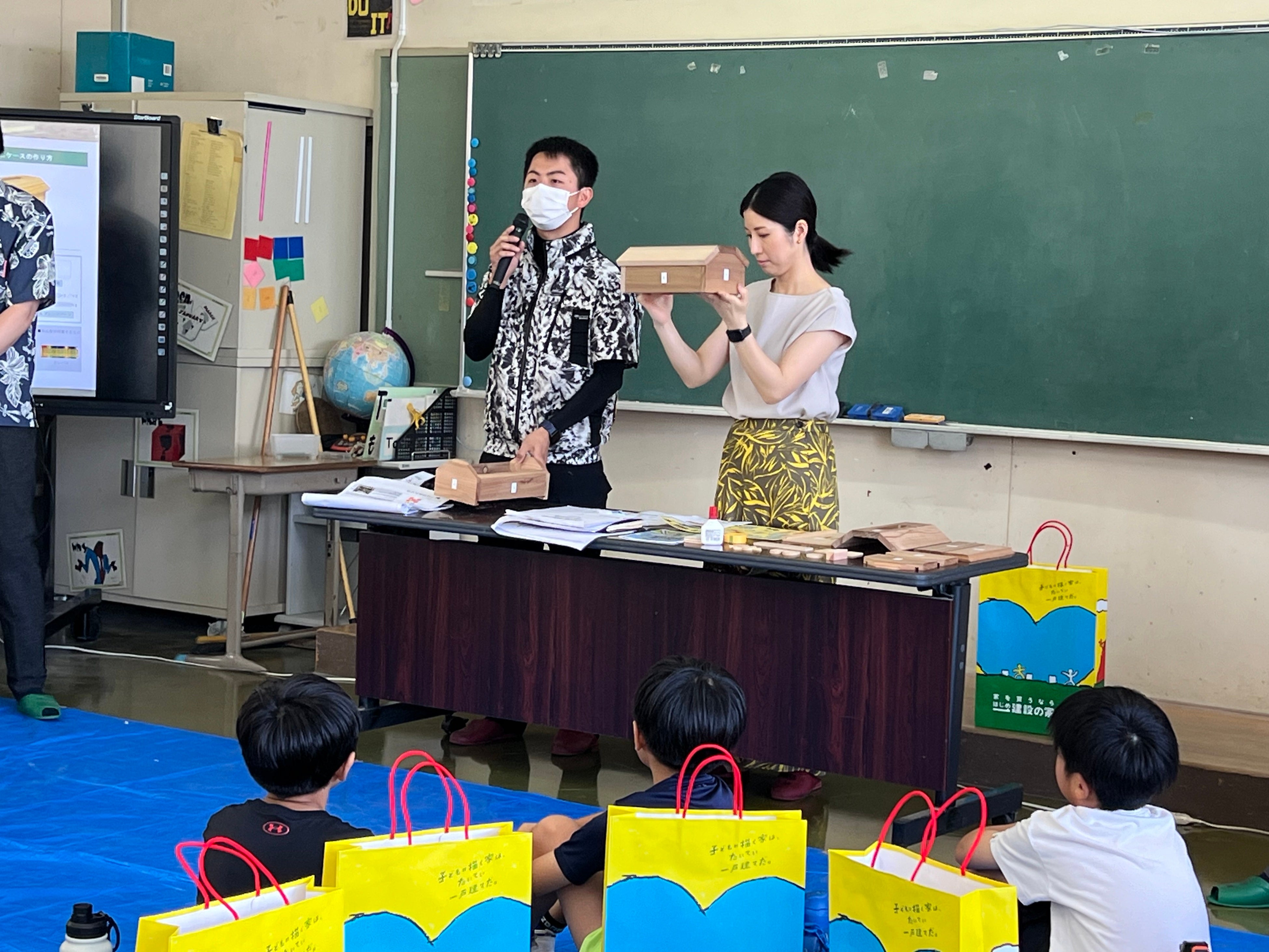 2部「木造キットの組み立て」の様子