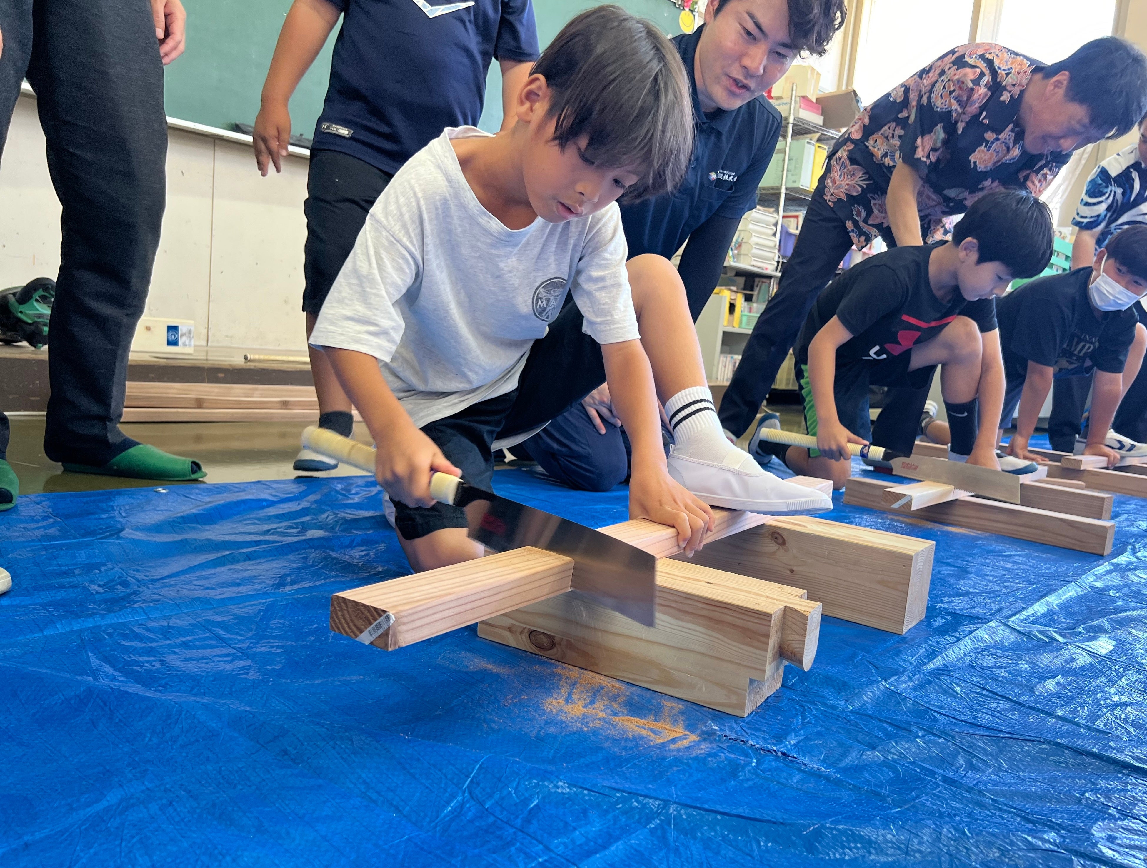 1部「ノコギリの使い方体験」の様子