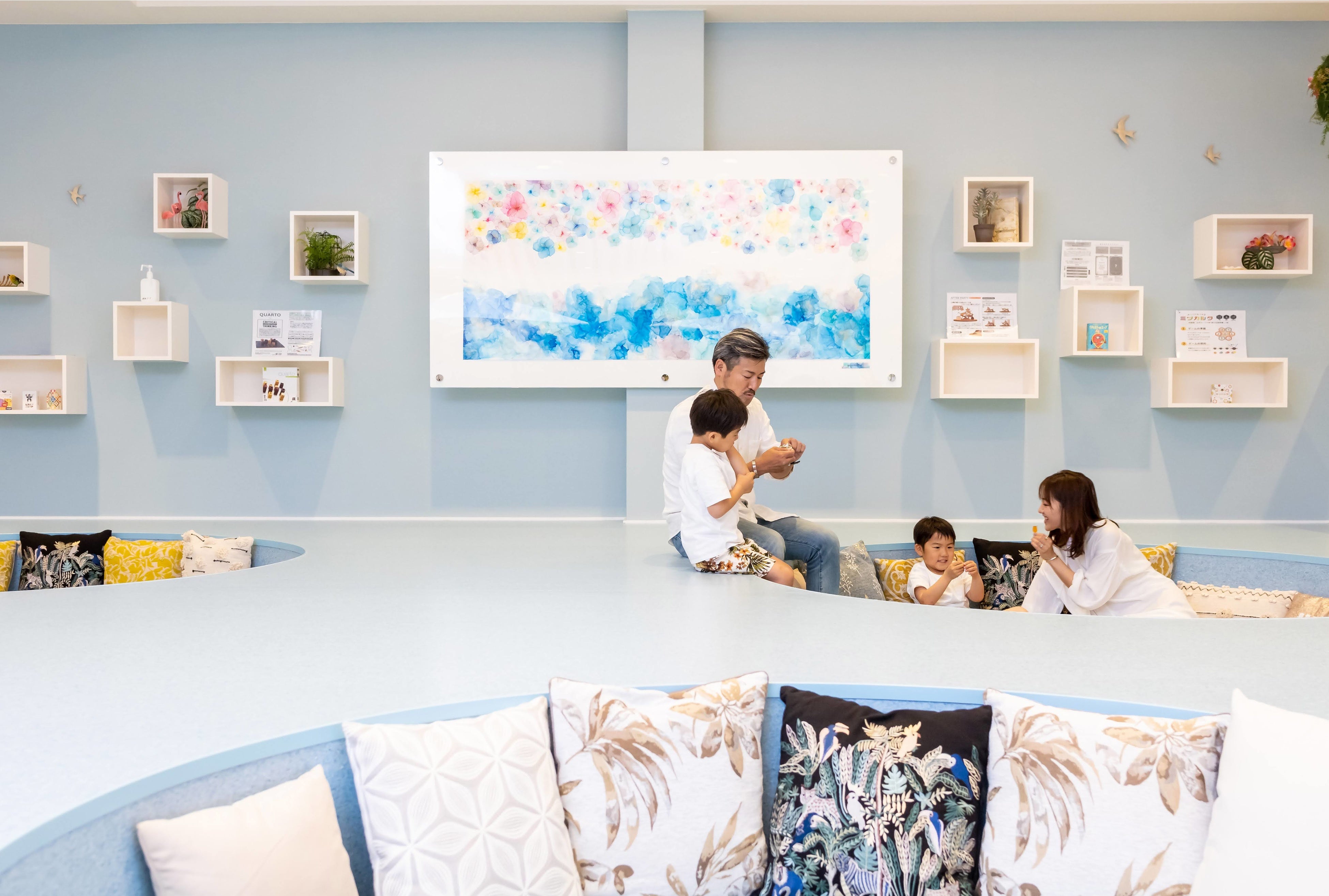 掘り込み式のソファでグループでも利用できる「海スペース」