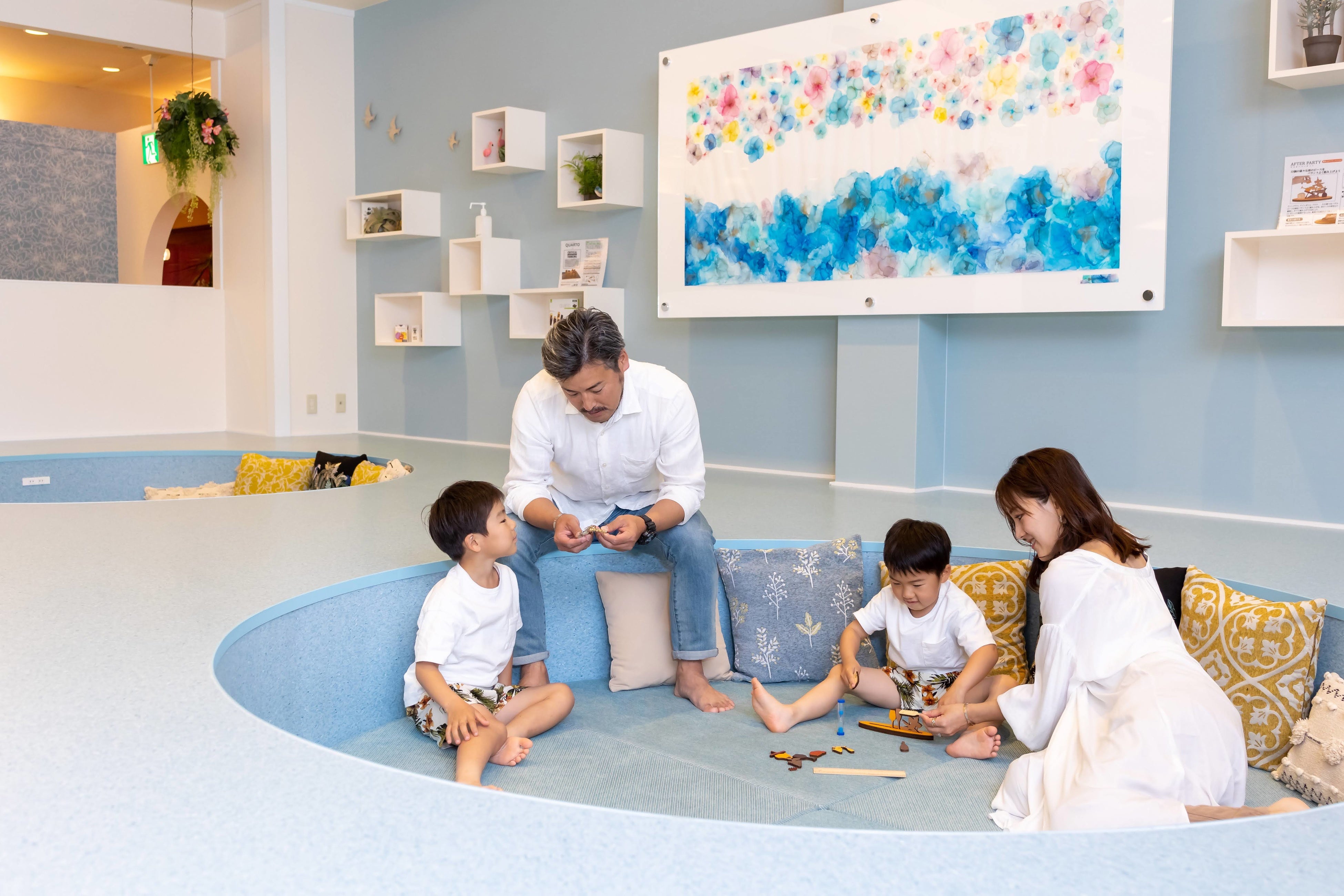 家族でくつろぐ様子