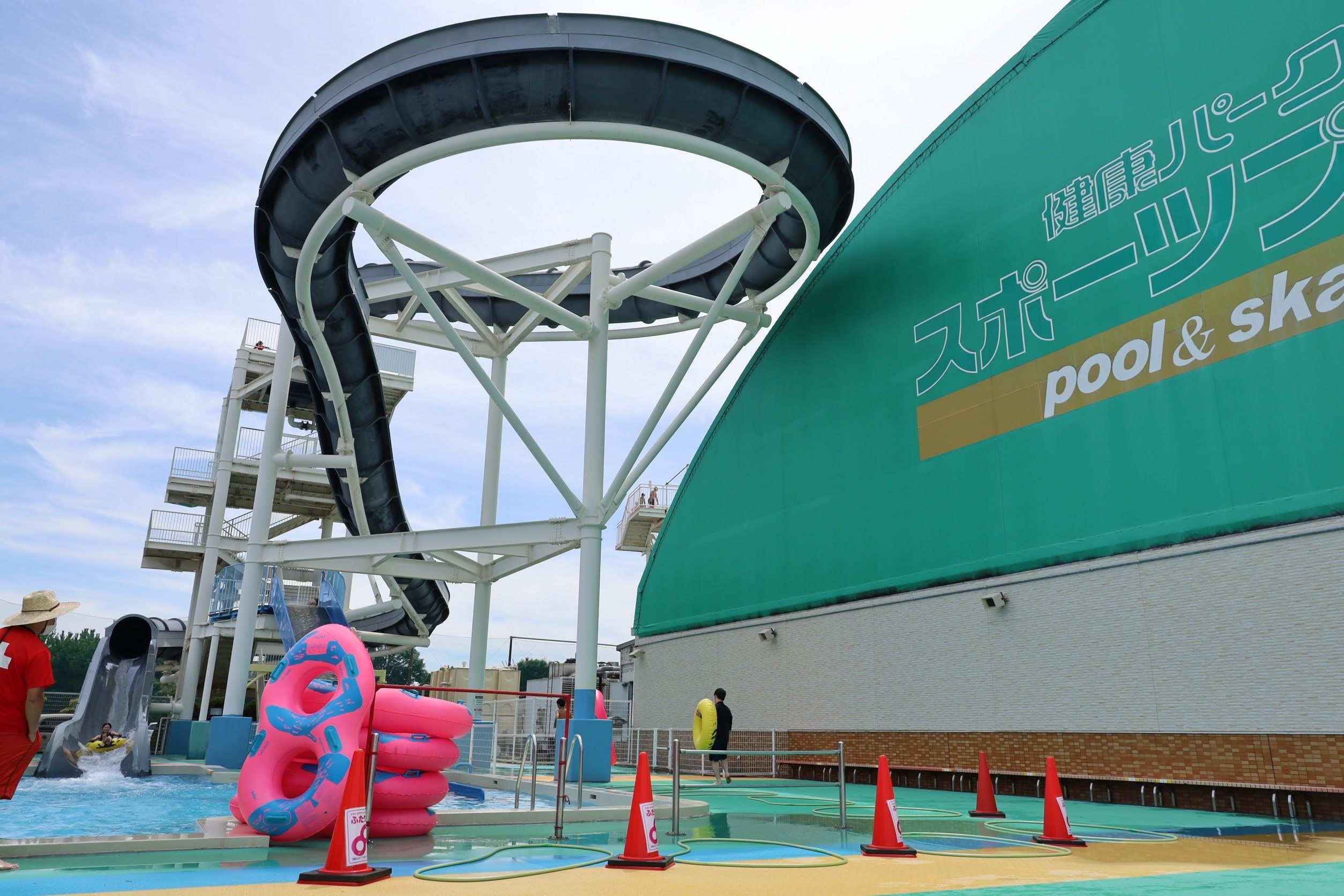 レジャープールのウォータースライダー