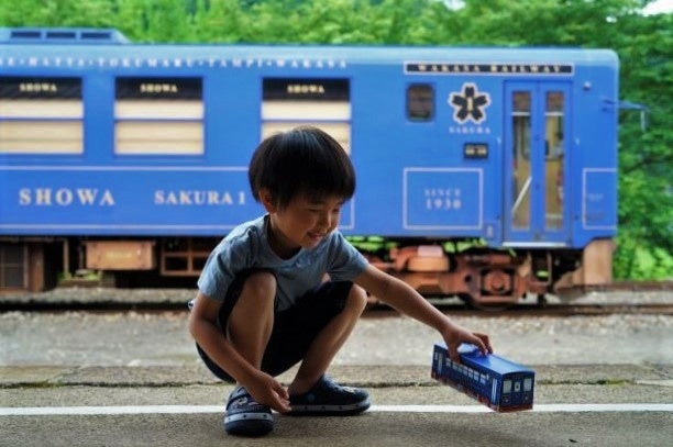 若桜鉄道の人気車両がカレーの紙箱パッケージに