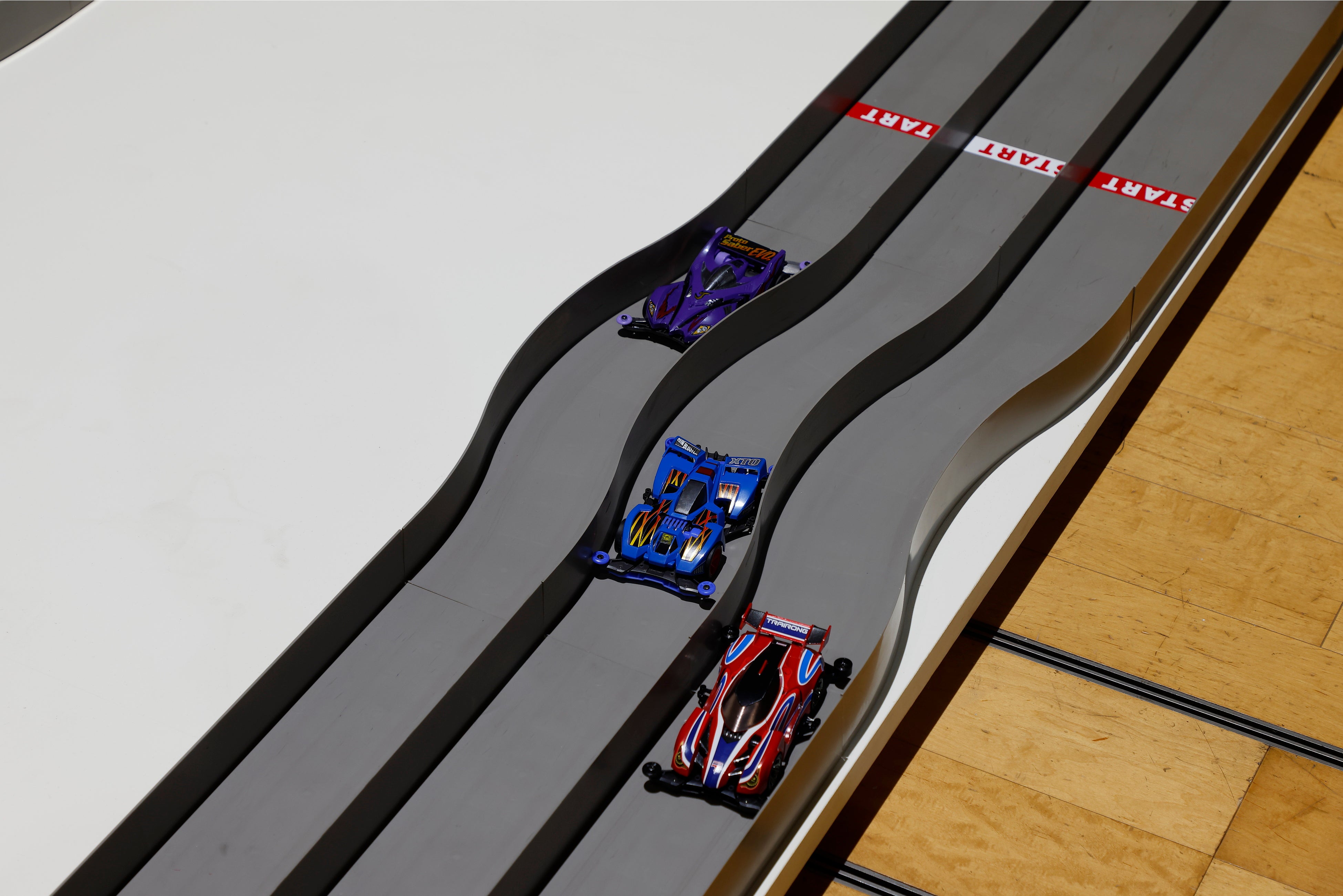 やんツー《遅いミニ四駆》撮影：木奥恵三