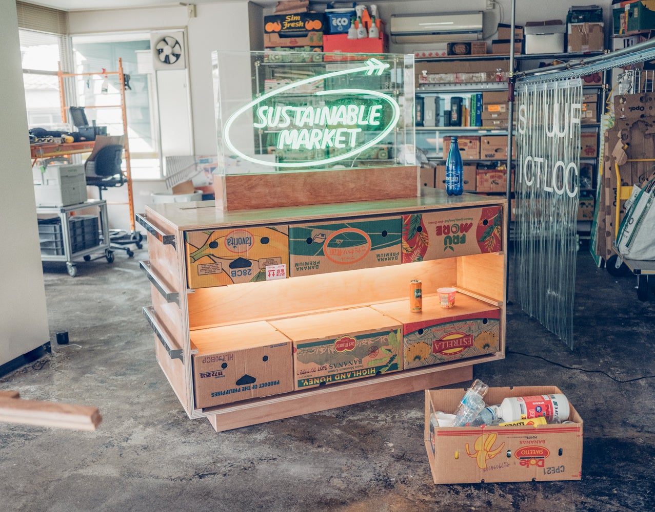 バナナの段ボールを使った什器の製作過程