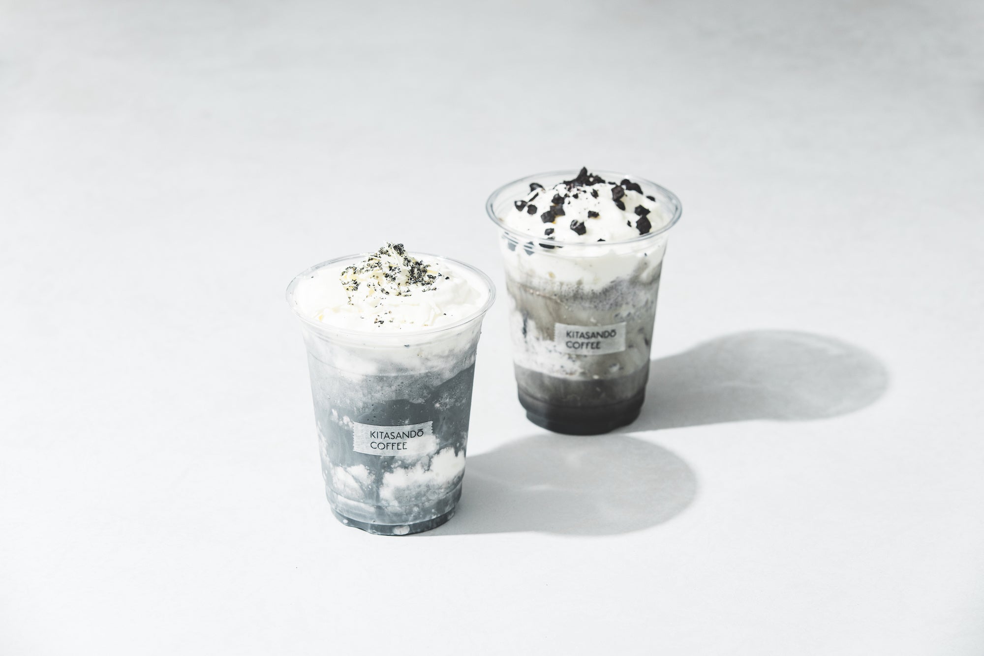 ＜左：フローズンラテ 黒ごま＆ほうじ茶（918円）、右：フローズンラテ クッキー＆モカ（864円）＞