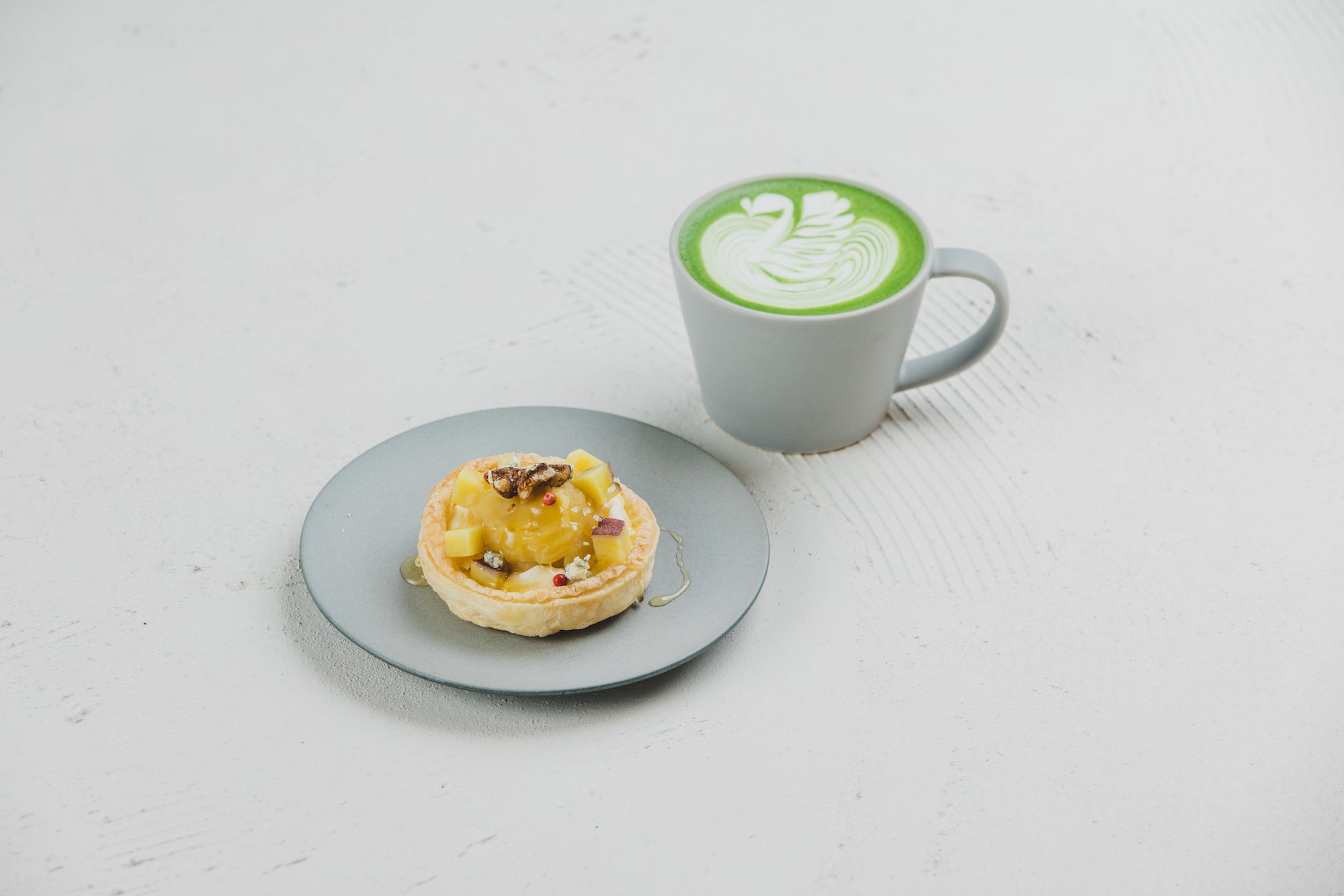 ＜左：おばんざいタルト -３種のチーズと紅はるか-（583円）、右：抹茶ラテ（605円〜）＞