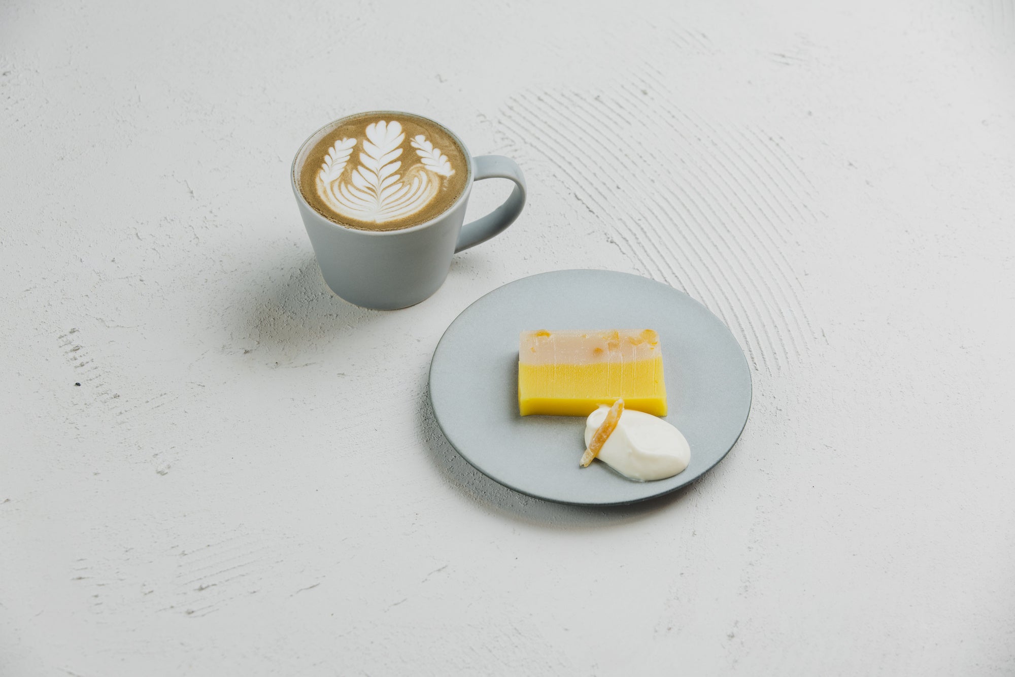 ＜左：ほうじ茶ラテ（660円）、右：和テリーヌ -おいもとかぼす-（495円）＞