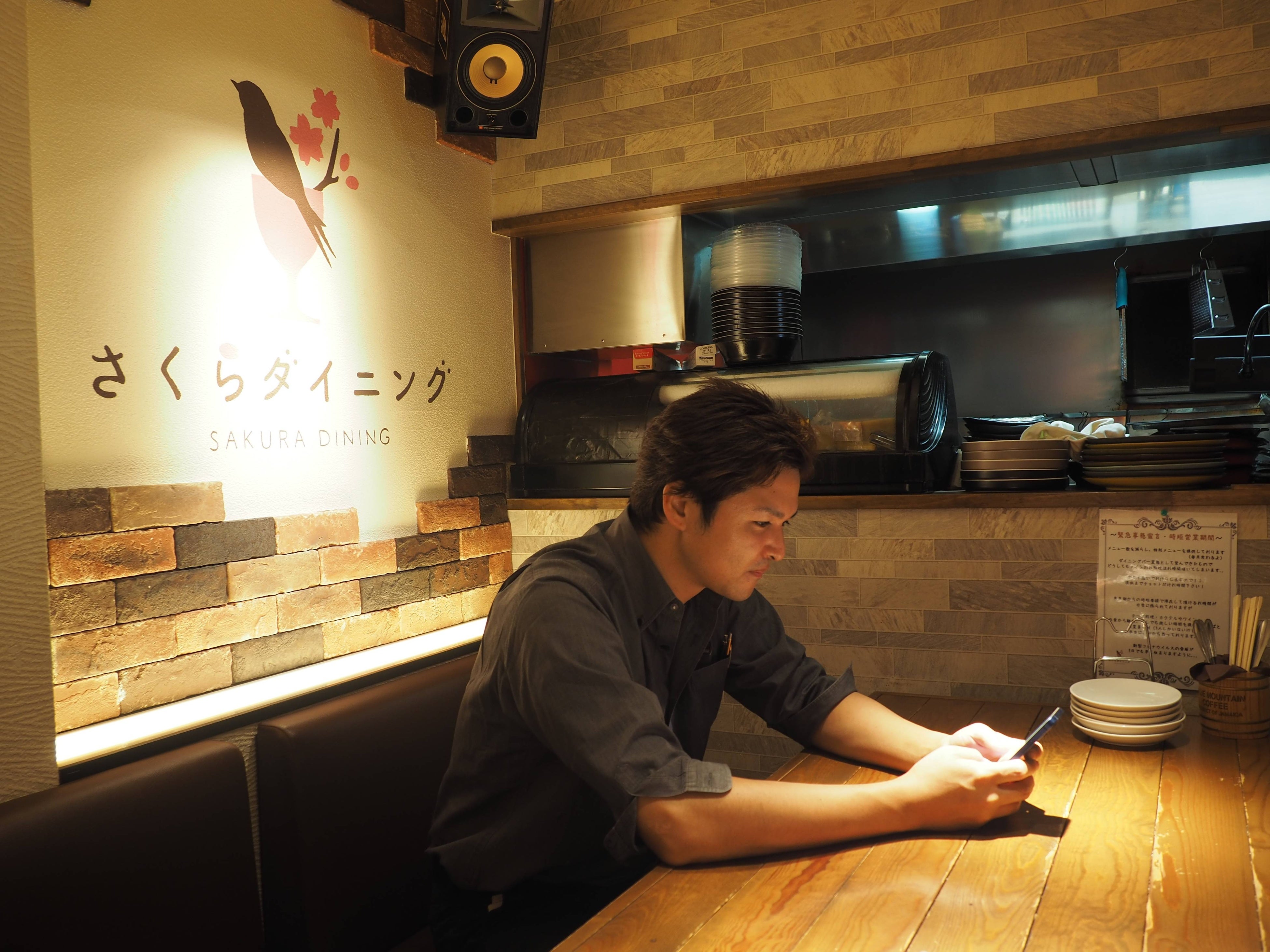 飲食店の店舗オーナー様が開店前・閉店後にアプリで依頼先を探す様子