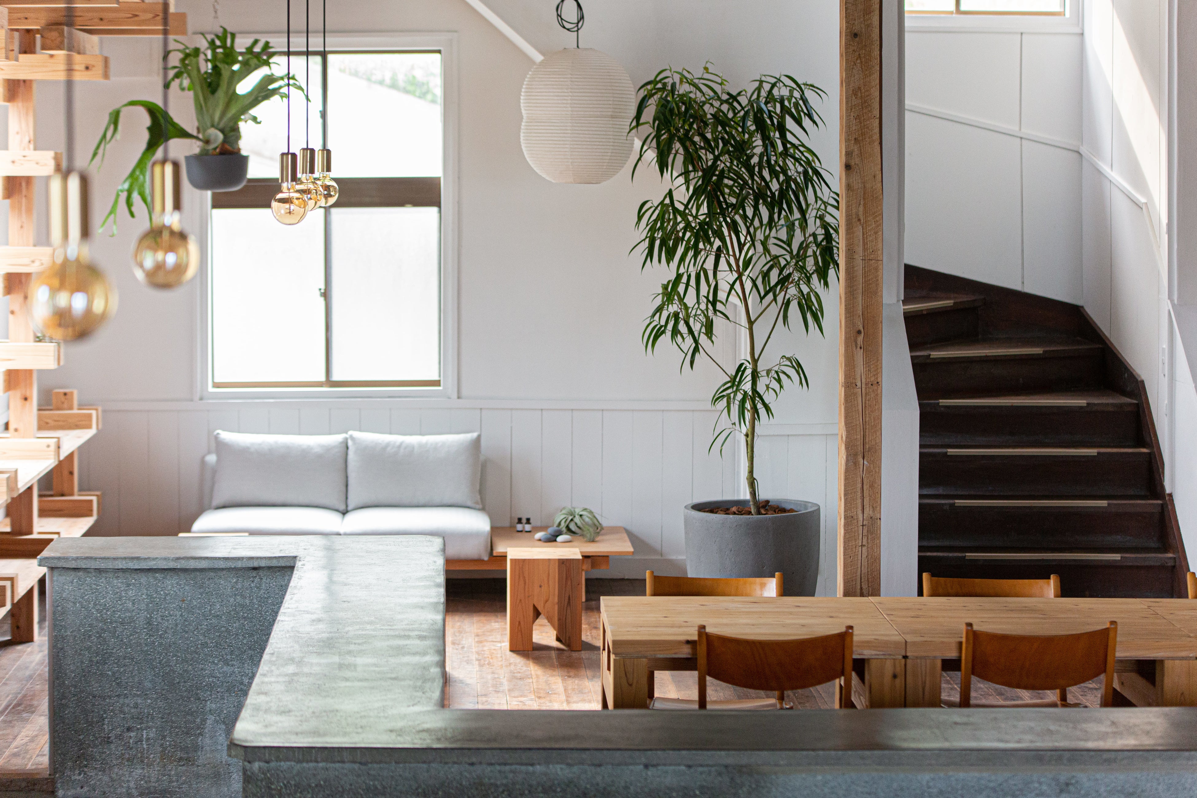 旧片浦支所の面影を残しつつリノベーションされた内装