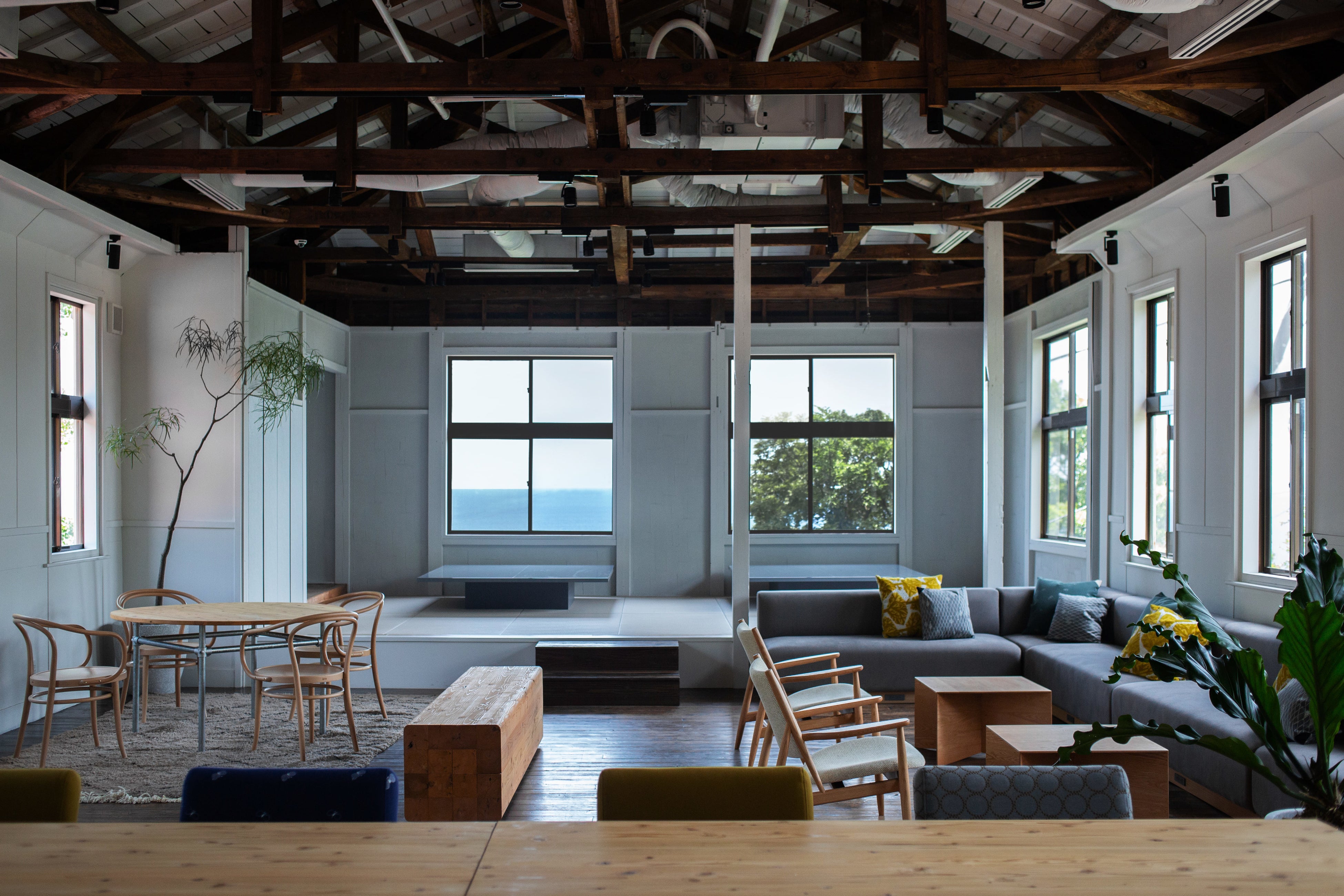 月額会員の方が利用できる２Fコワーキングエリア