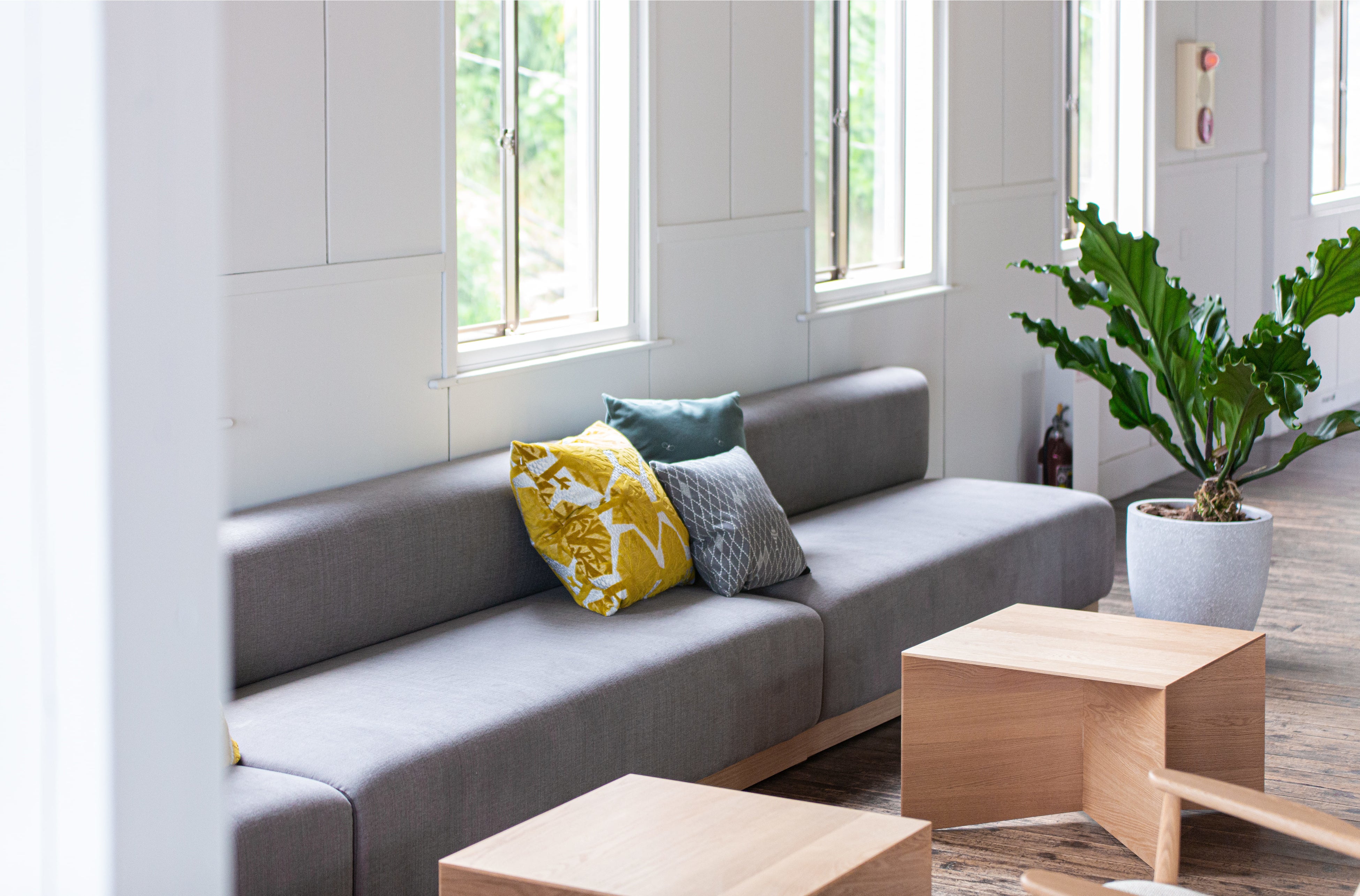 ゆったりと落ち着ける長いソファ席