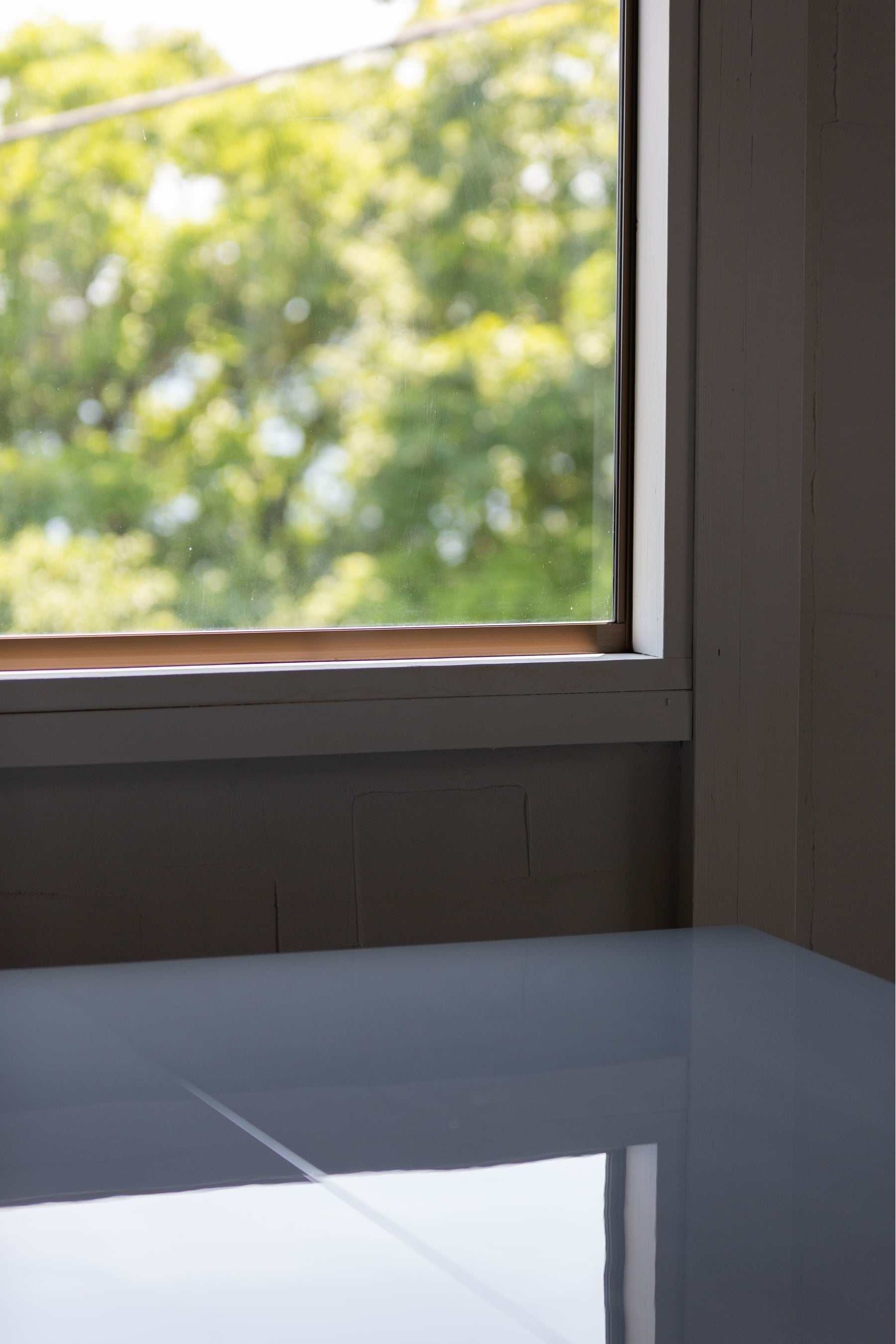 空を映し出す鏡面磨きのテーブル