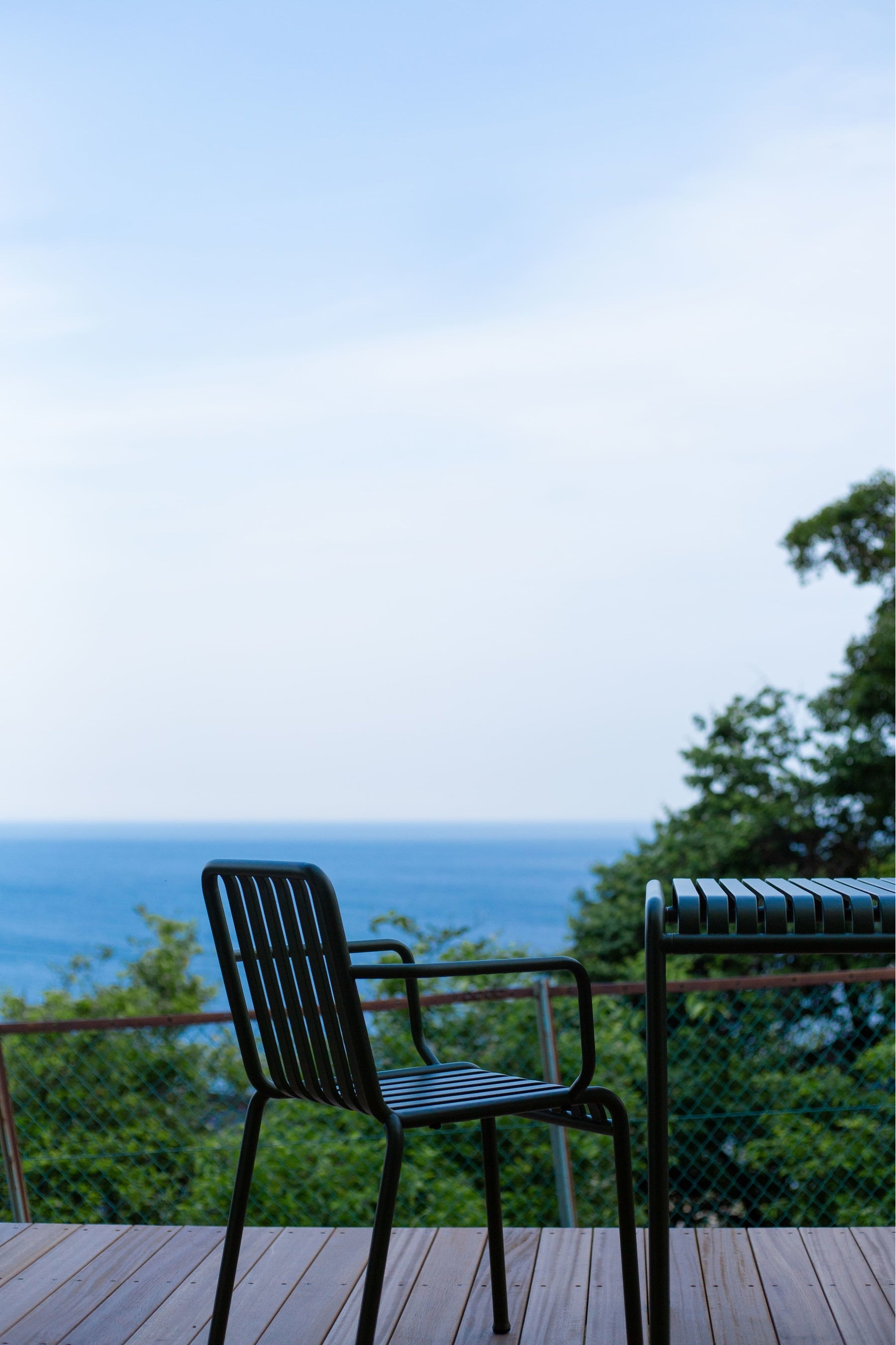 絶景の海を眺めながらワークできるテラス席