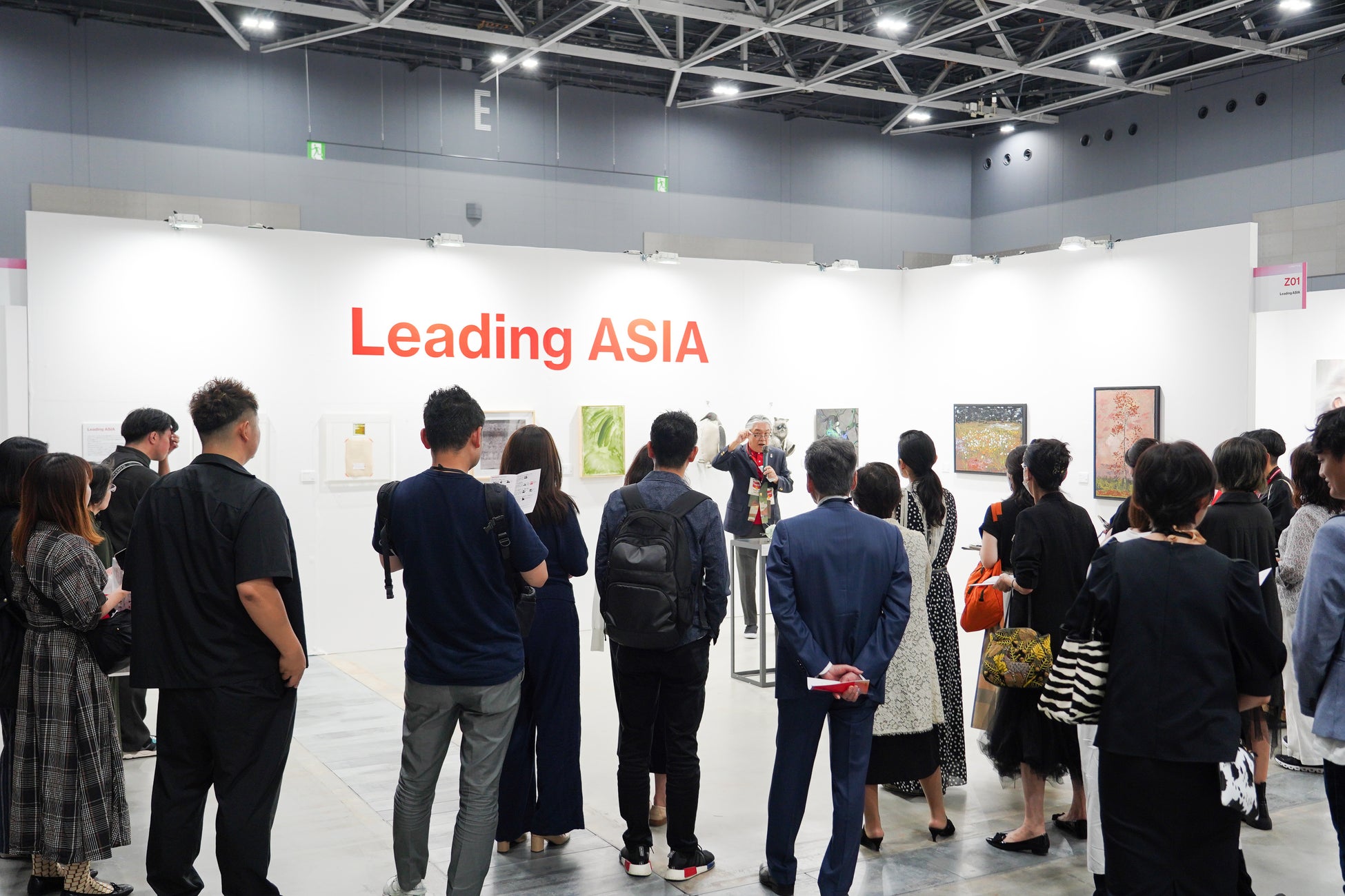 宮津大輔氏のギャラリーツアーの様子