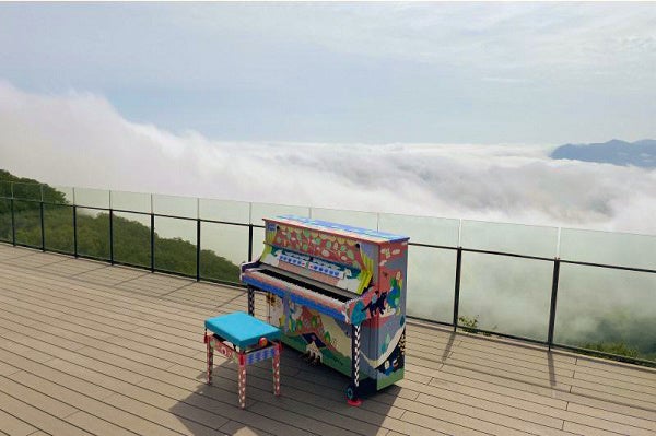 旅するLovePiano」初回は、星野リゾート  リゾナーレトマムの雲海テラスに設置