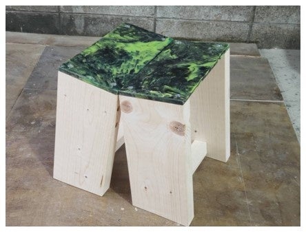 スツールの試作品。座面はガチャガチャカプセル120個利用