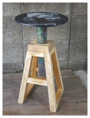 昇降式スツールの試作。軸から座面は全てプラスチック