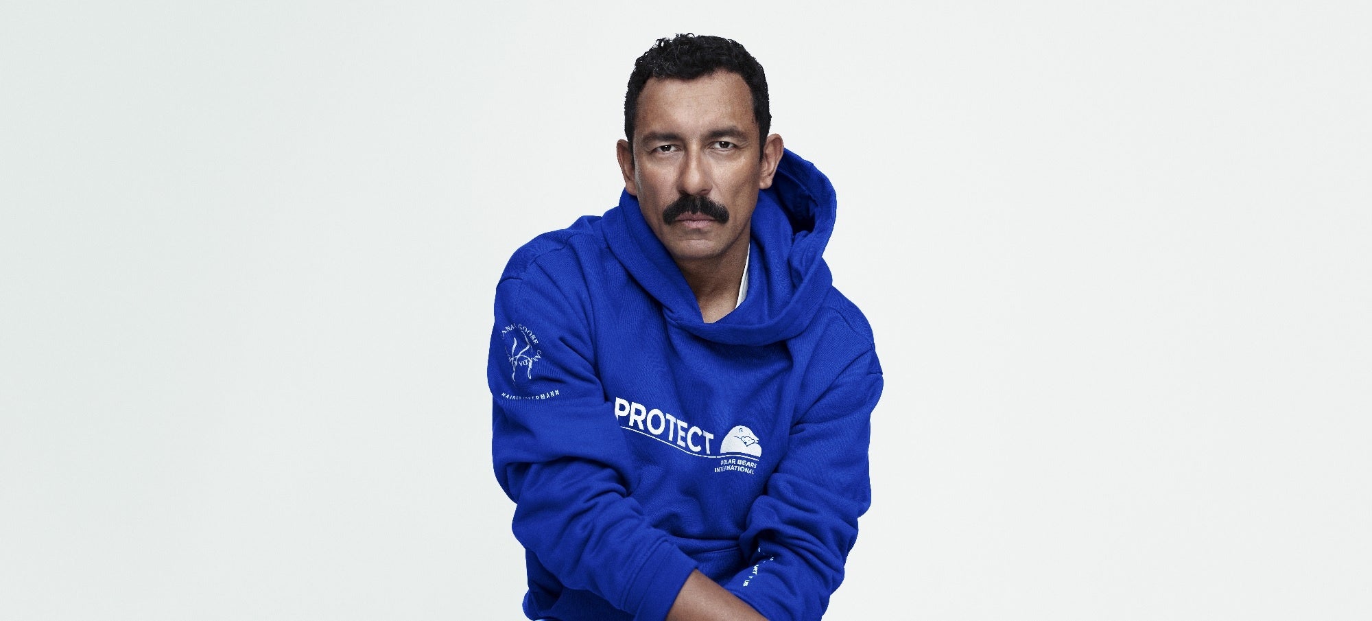 アークティックブルーの＜PBI フーディー＞を着用したハイダー・アッカーマン