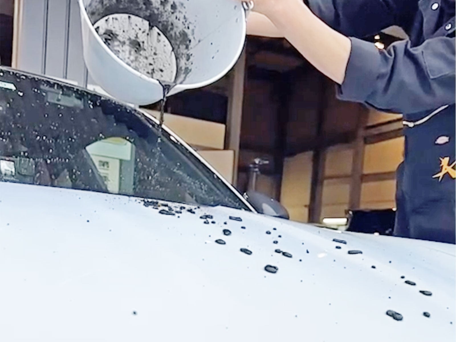 水滴が玉になって流れていきます。