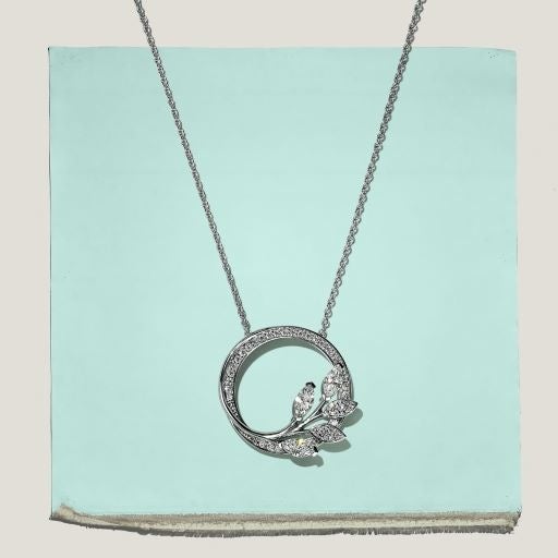 ティファニー ビクトリア™  ダイヤモンド ヴァイン サークル ペンダント プラチナ、ダイヤモンド ¥1,144,000-税込