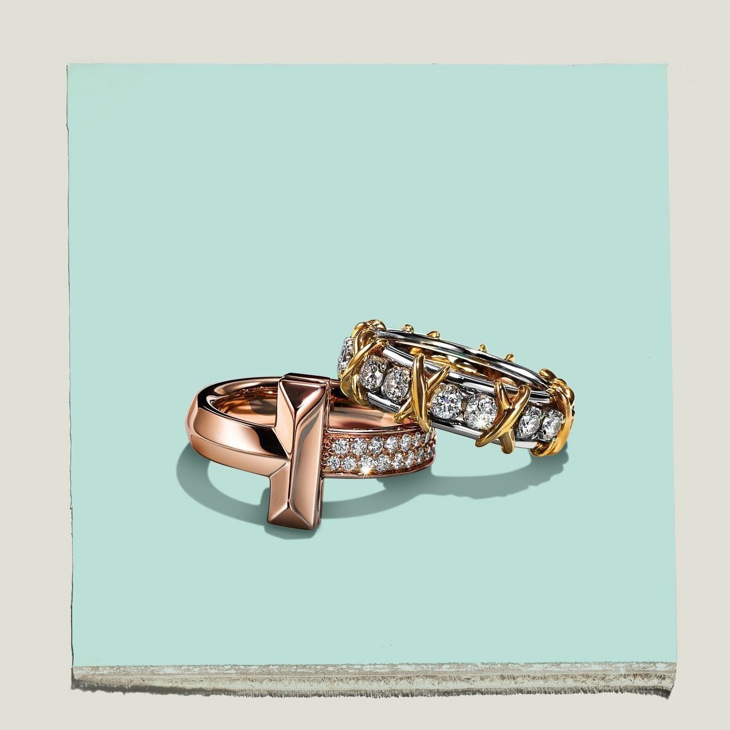 上：ジャン・シュランバージェ16 ストーン リング プラチナ、18K イエローゴールド、ダイヤモンド ¥1,507,000-税込 下：ティファニー T ワン リング 18K ローズゴールド、ダイヤモンド ¥539,000-税込