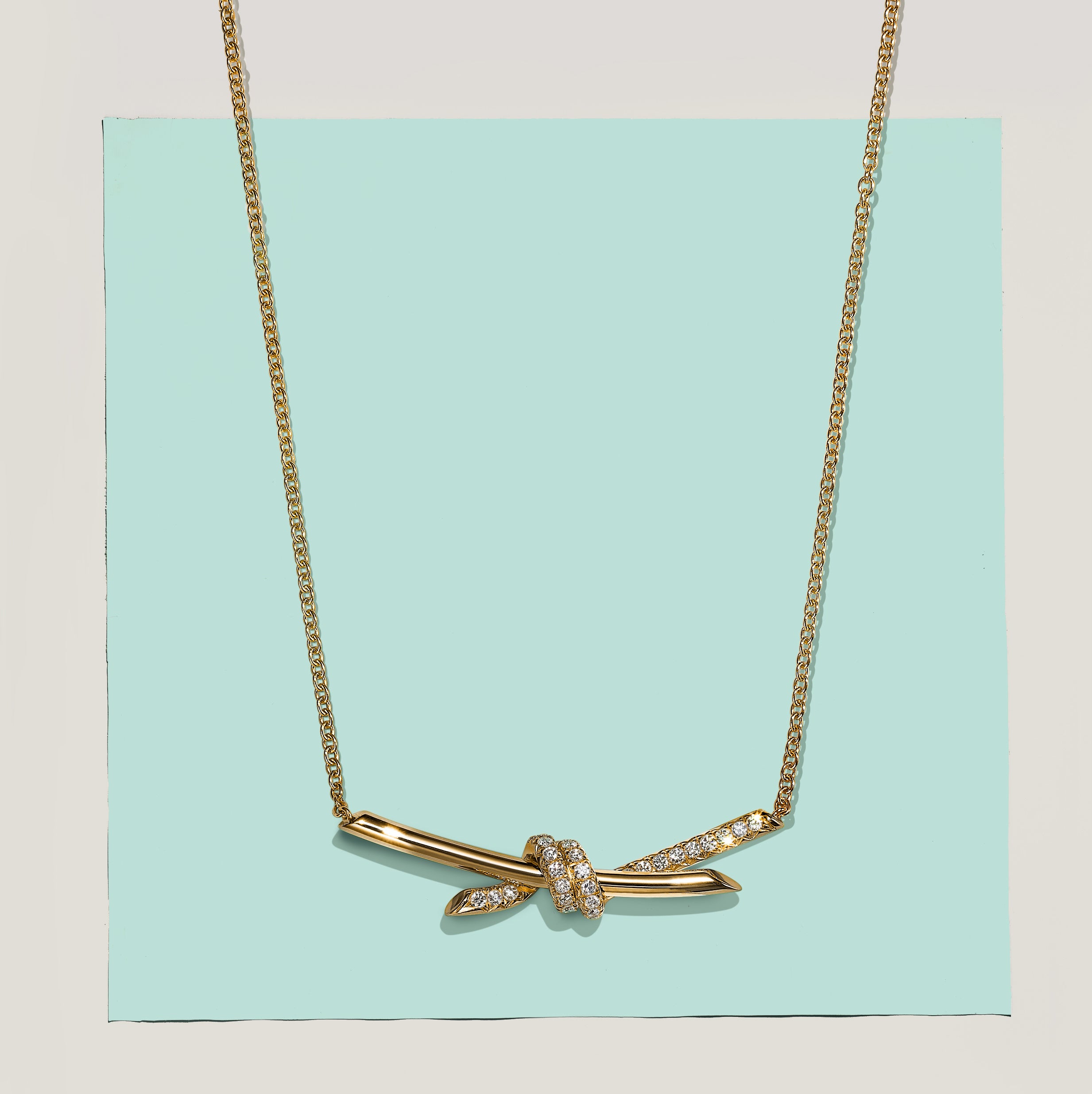 ティファニー ノット ペンダン 18K イエローゴールド、ダイヤモンド ¥528,000-税込