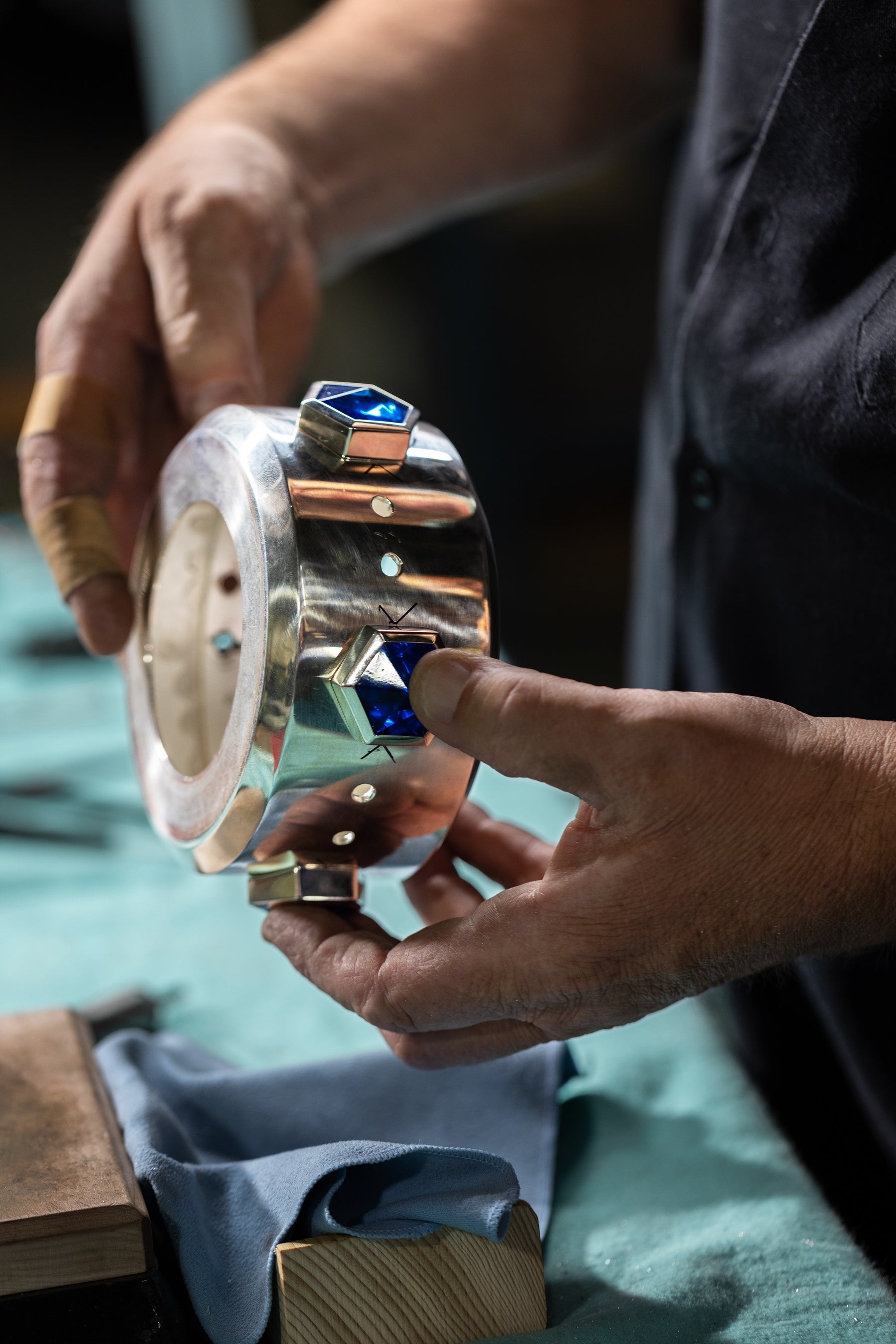 ロードアイランド州カンバーランドにあるティファニーの ホローウェア工房の熟練した職人の手作業による製作風景