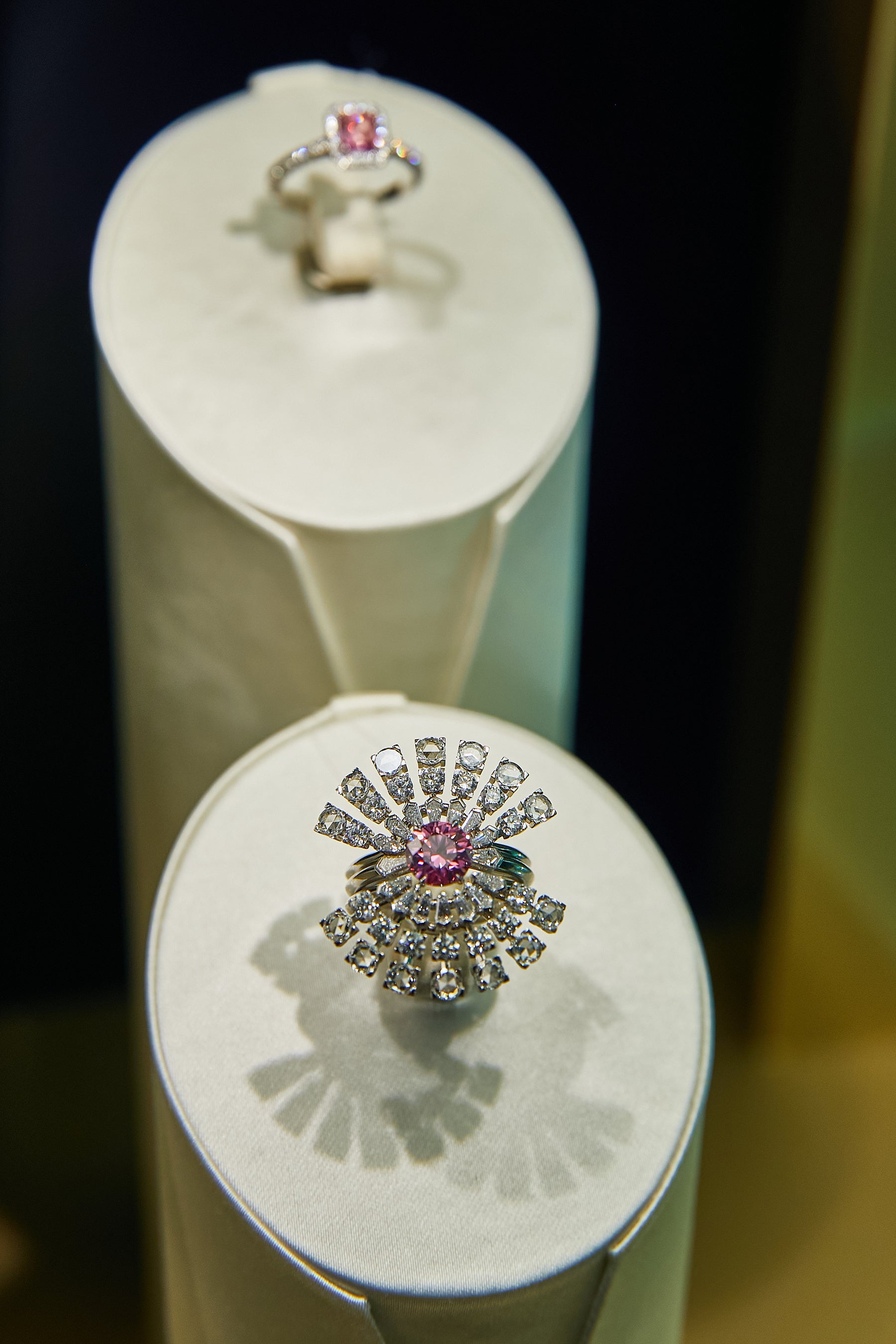 ファンシー ビビッド パープリッシュ ピンク ダイヤモンド リング ¥ 509,300,000-税込(参考価格)