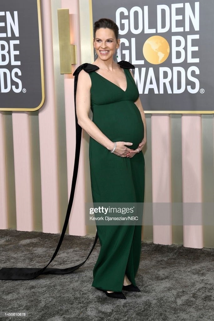 ティファニー アーカイブのエメラルド ピアス、 ティファニー ビクトリア™のブレスレット、 ダイヤモンド リングを着用したヒラリー・スワンク