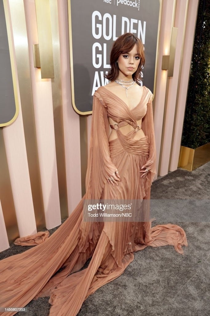 ジャン・シュランバージェ、エルサ ペレッティ™、パロマピカソ™ 、ティファニー Tワン、 ティファニー ビクトリア™の ジュエリーを着用したジュナ・オルテガ