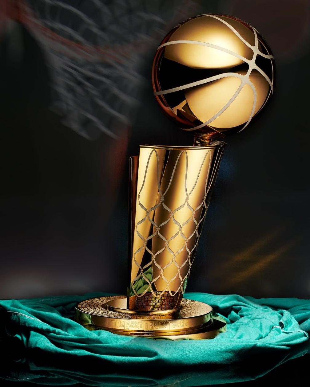 ティファニー、NBAファイナル優勝のニューヨーク・ニックスを祝福 - ラリー・オブライエン・トロフィーと共に