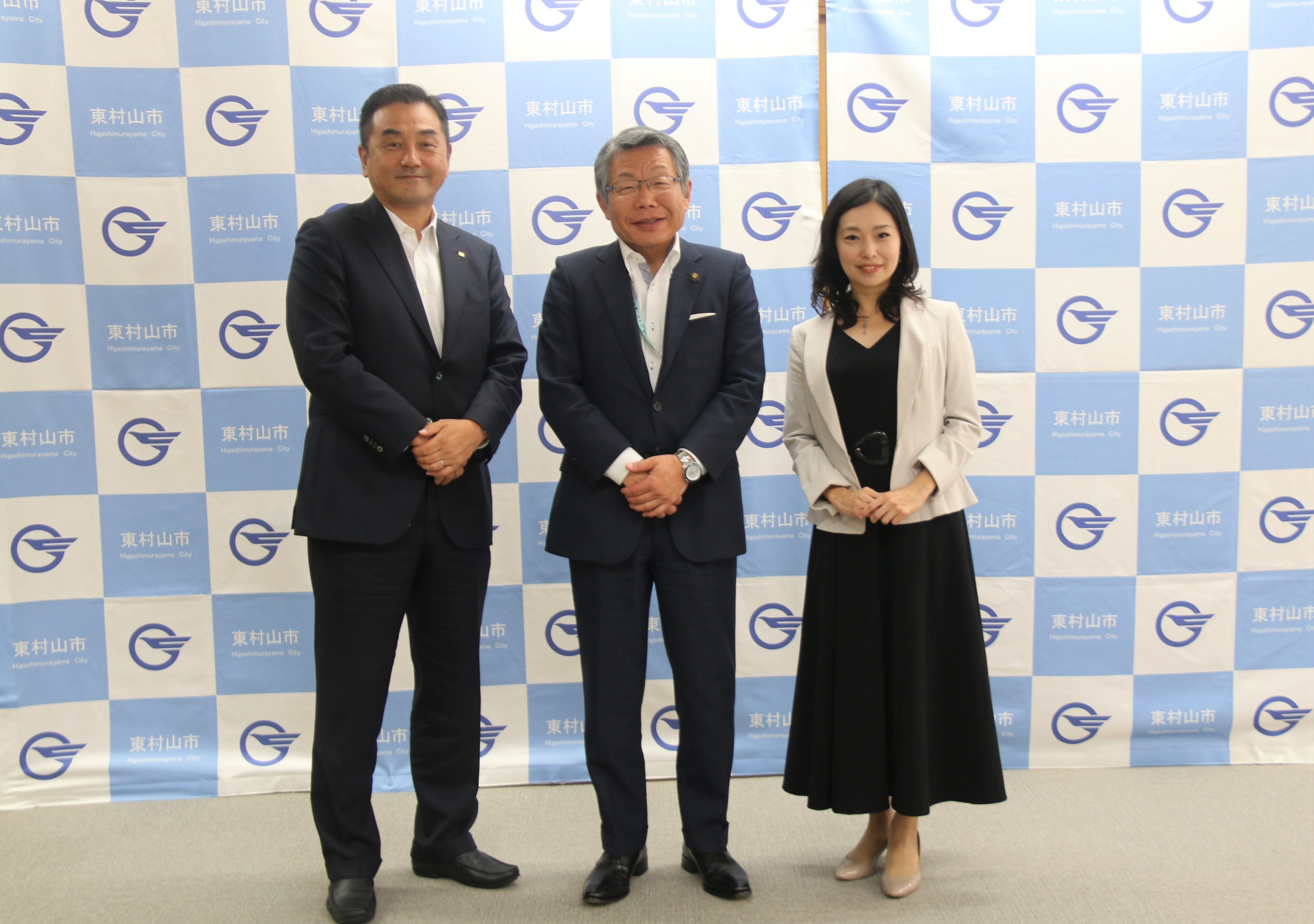 （左から）フォーバル代表取締役 社長 中島將典・東村山市長 渡部 尚様・MAIA代表取締役 月田 有香様