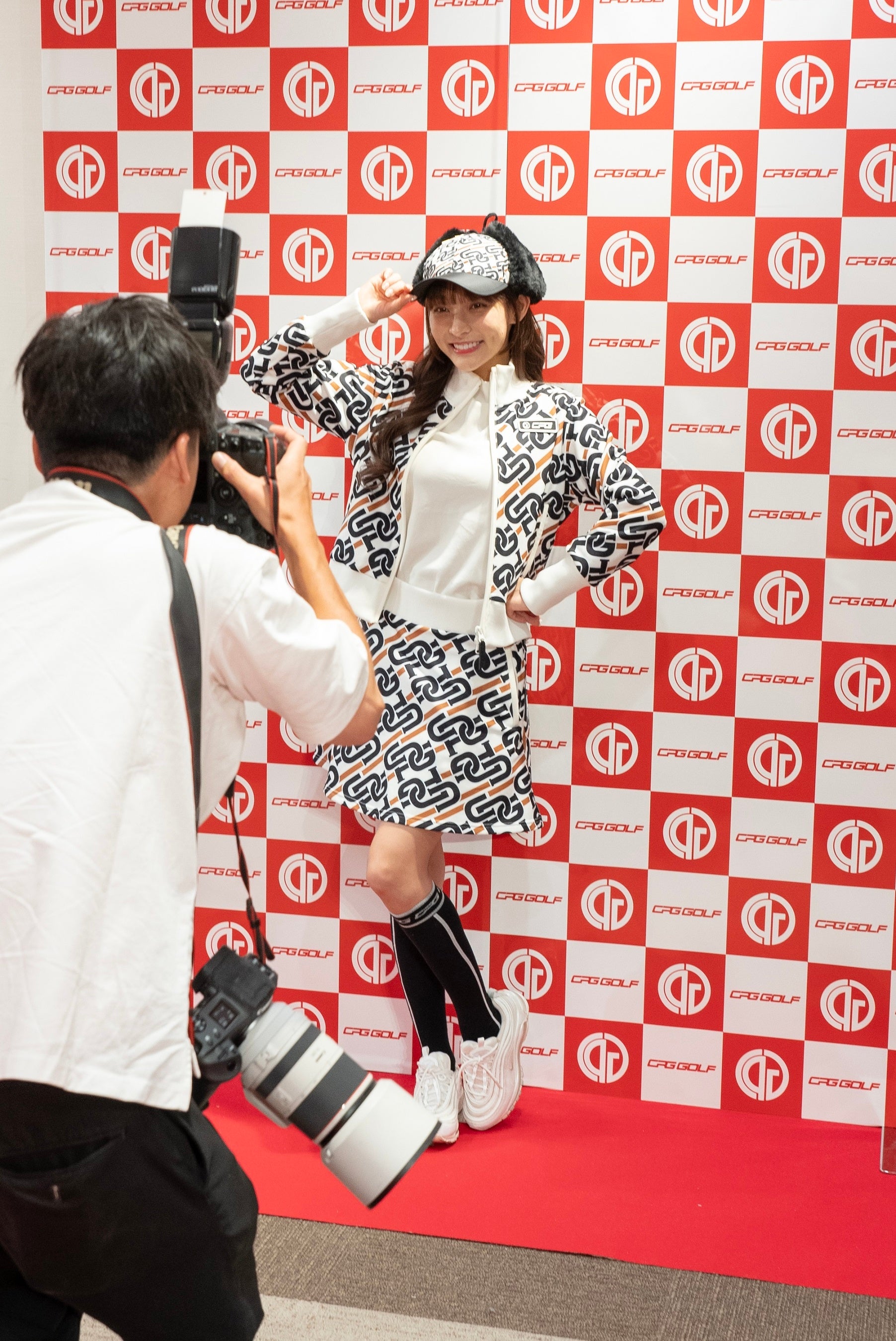 取材陣に笑顔でポーズ